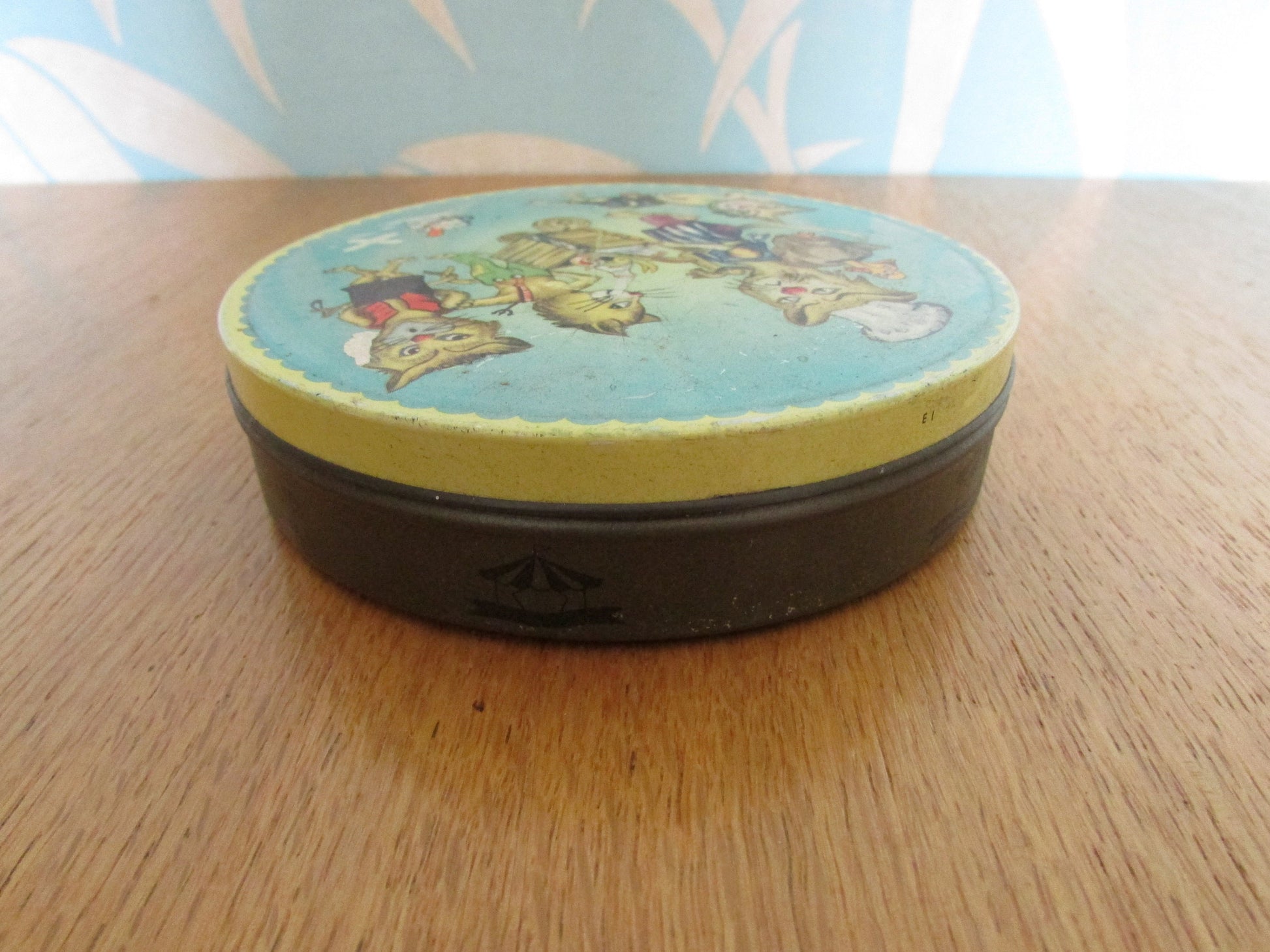 1940s/50s Lovells toffee tin, illustrated with comical chef cat & kittens
