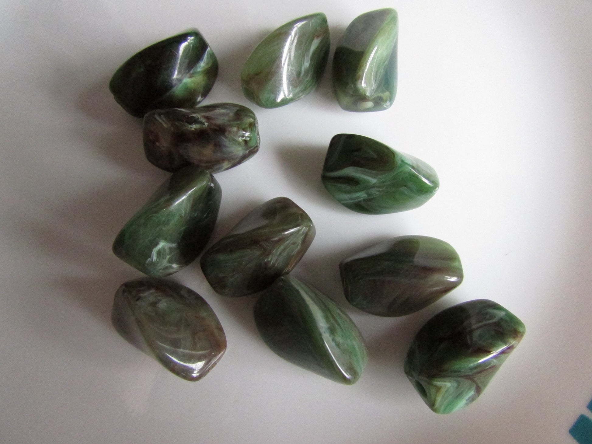 11 vintage precious stone effect marbled pinched plastic beads