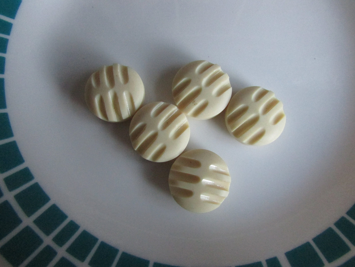 5 vintage cream cutout/ridged round plastic buttons