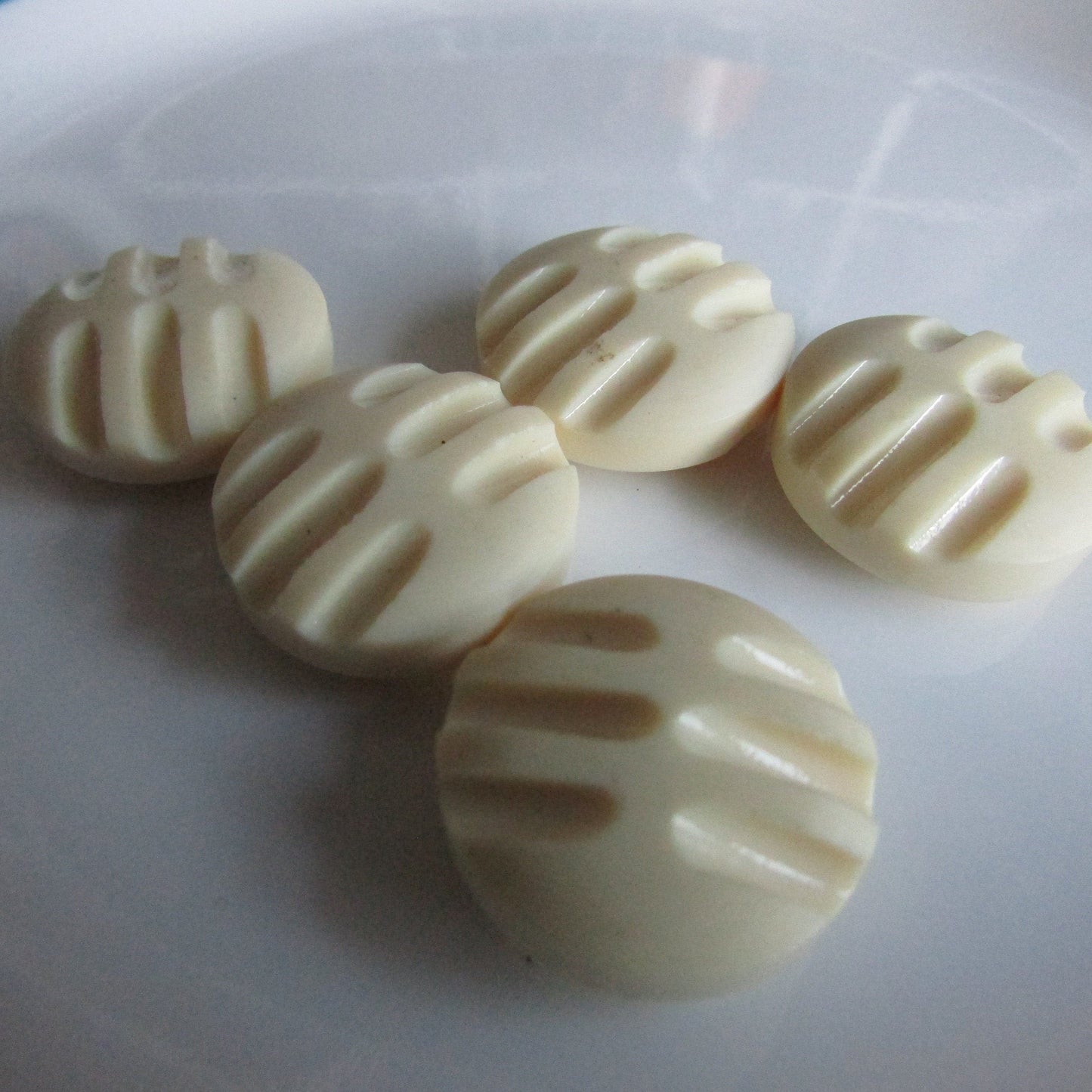 5 vintage cream cutout/ridged round plastic buttons