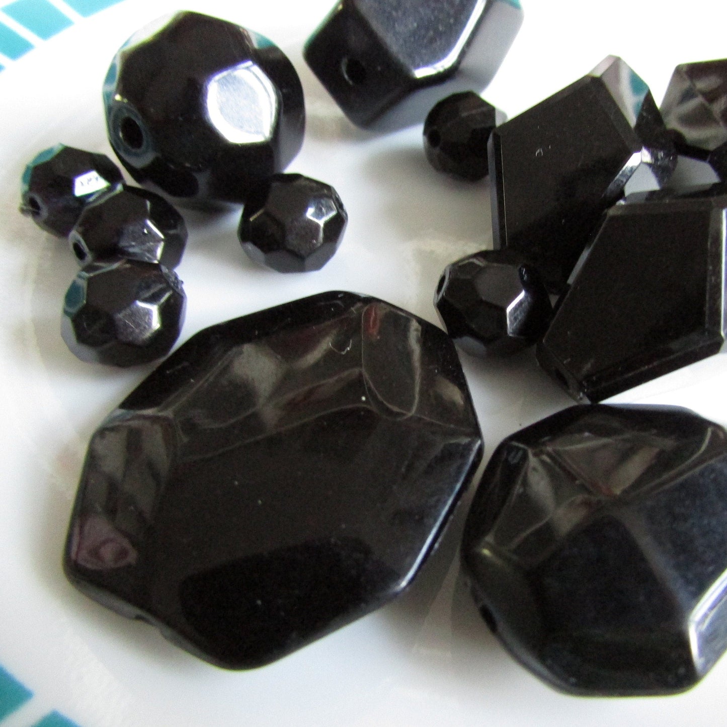 13 vintage black faceted honeycomb plastic beads
