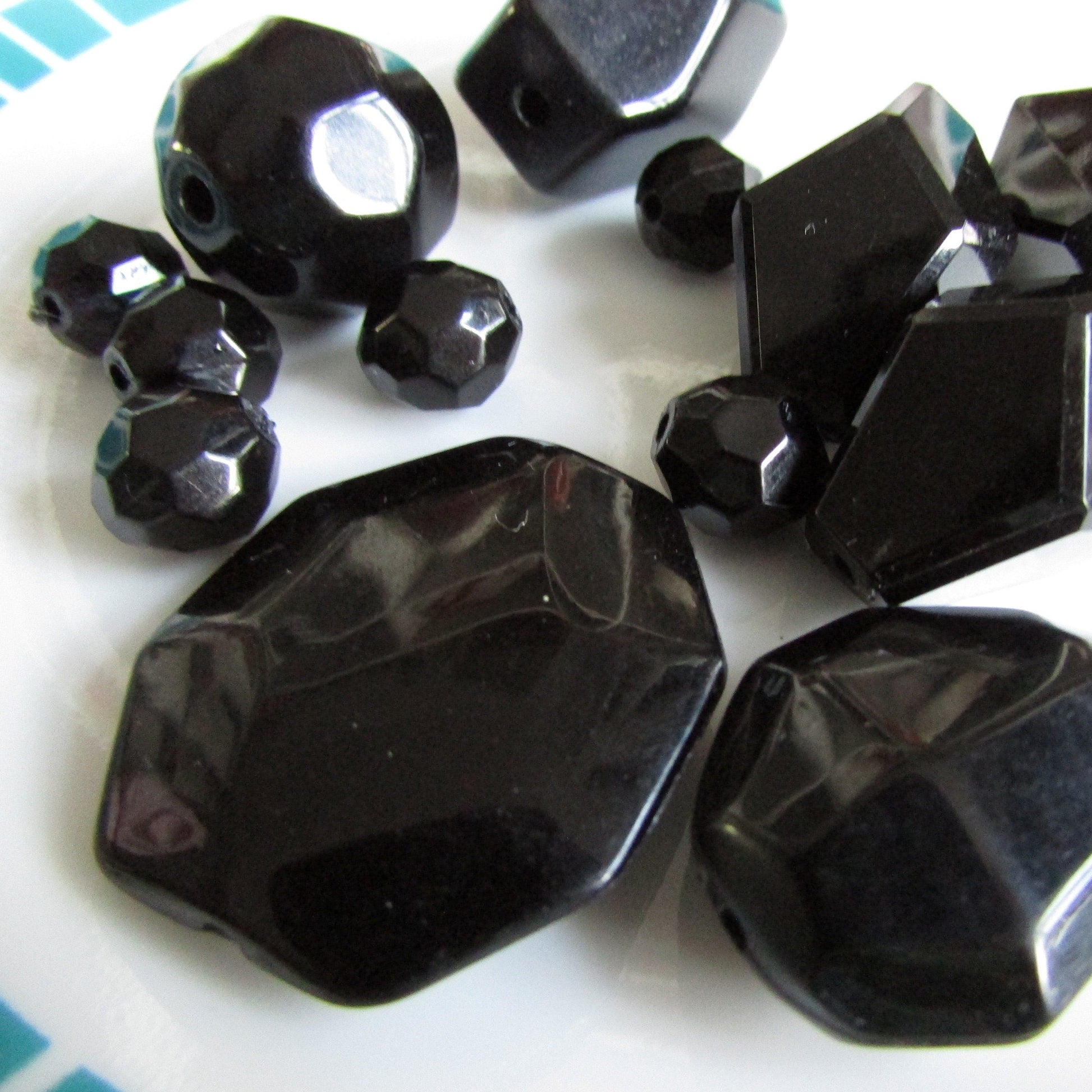 13 vintage black faceted honeycomb plastic beads