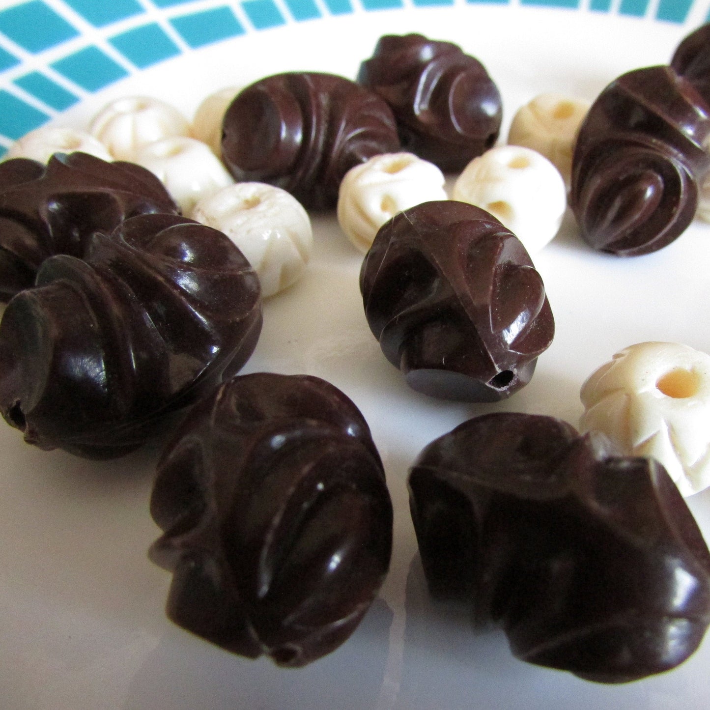 21 vintage large brown oval moulded, & cream/ivory round etched plastic beads