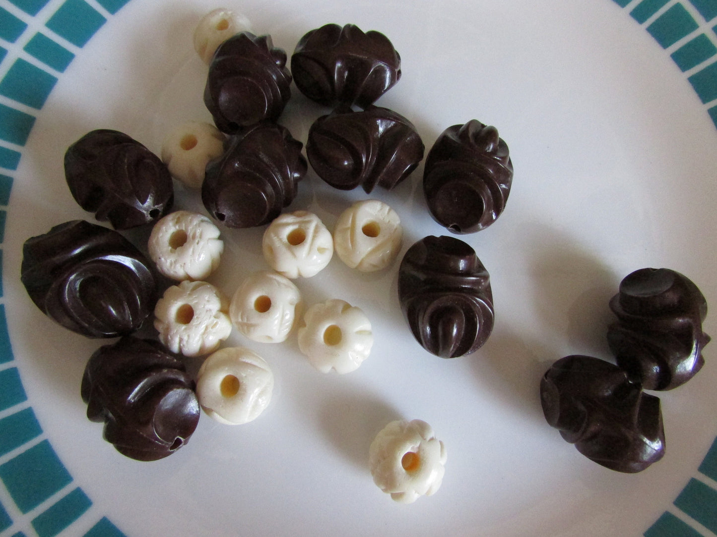 21 vintage large brown oval moulded, & cream/ivory round etched plastic beads
