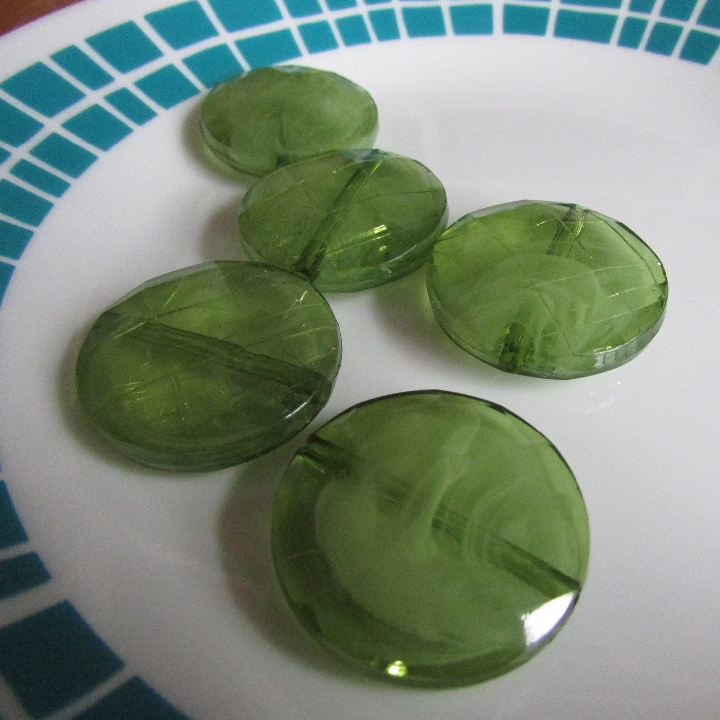 5 vintage green disc with opaque marbled streak effect round plastic buttons