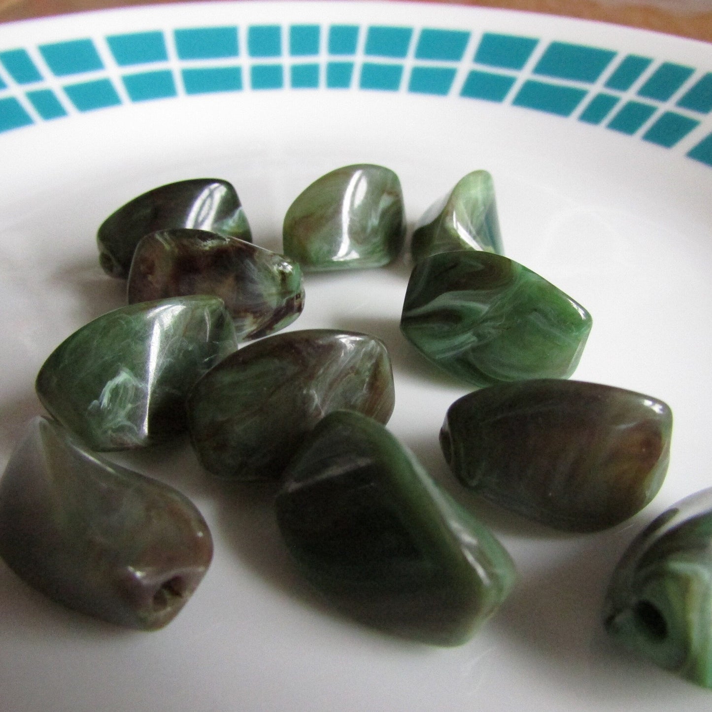 11 vintage precious stone effect marbled pinched plastic beads