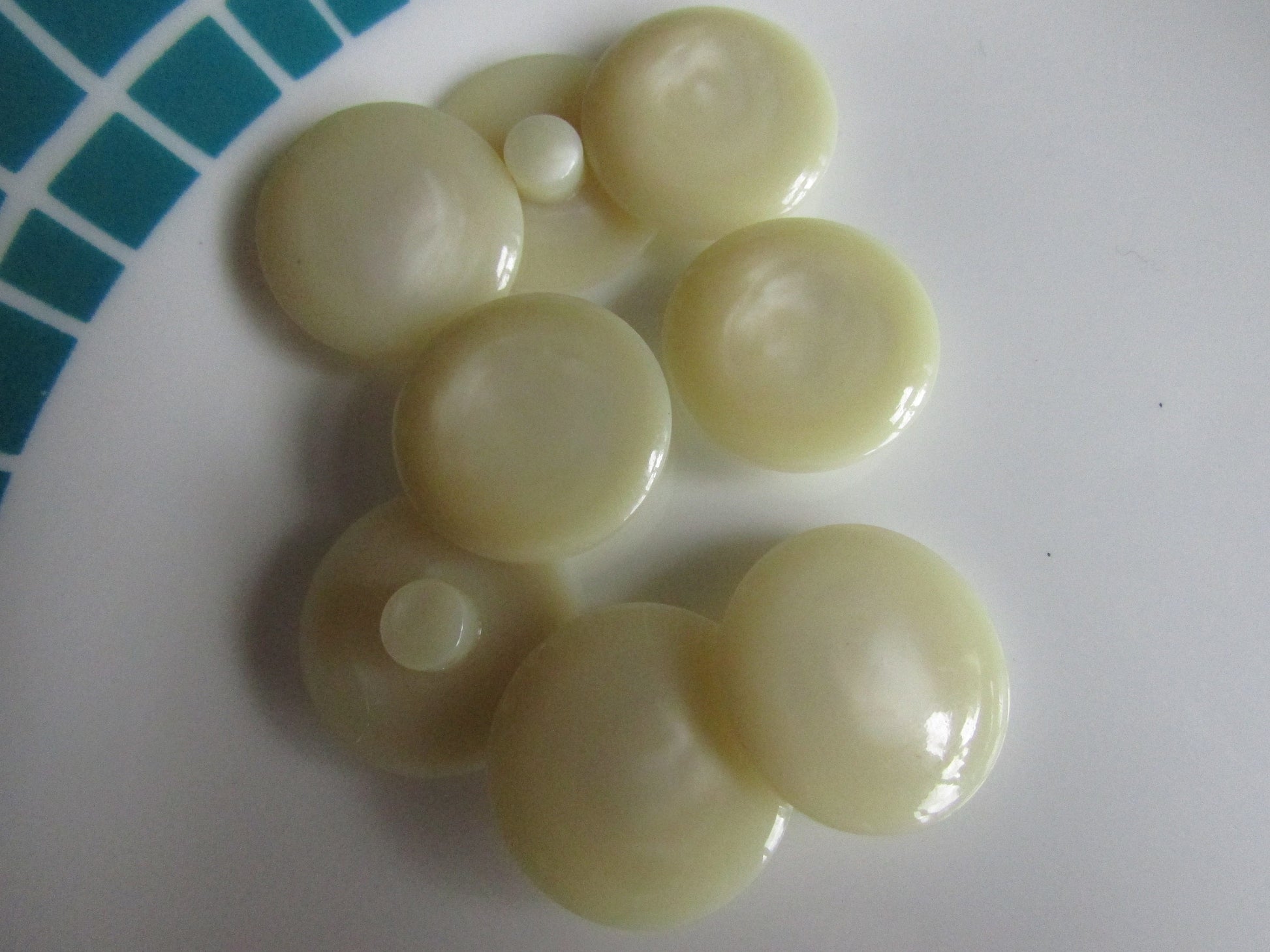 8 vintage marbled cream round plastic buttons
