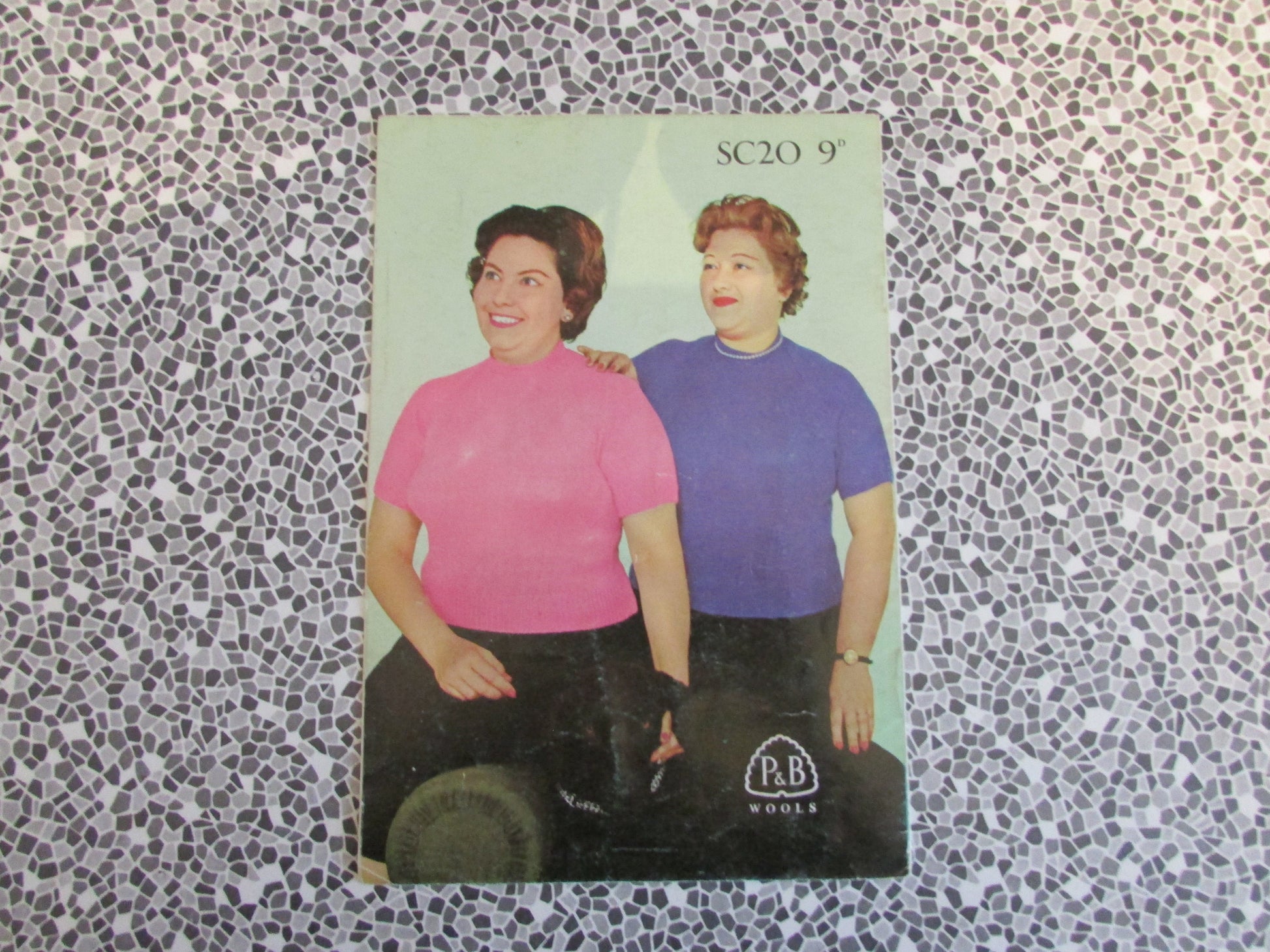1960s P&B Wools SC20 knitting pattern for lady's full figure raglan twin set