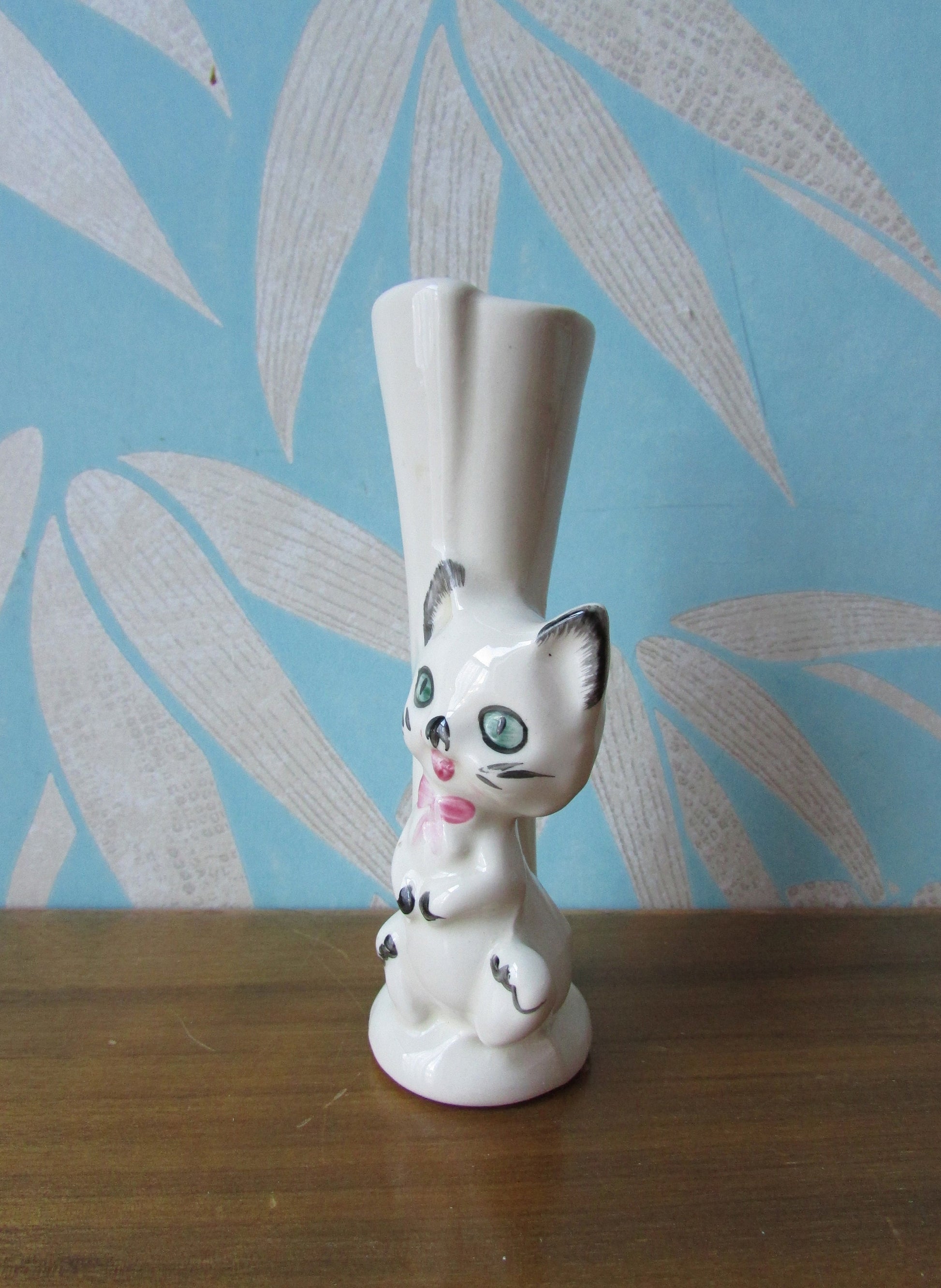 Vintage kitsch ceramic bud vase with 3D kitten detail