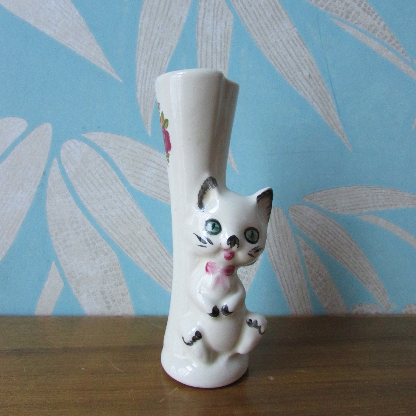 Vintage kitsch ceramic bud vase with 3D kitten detail