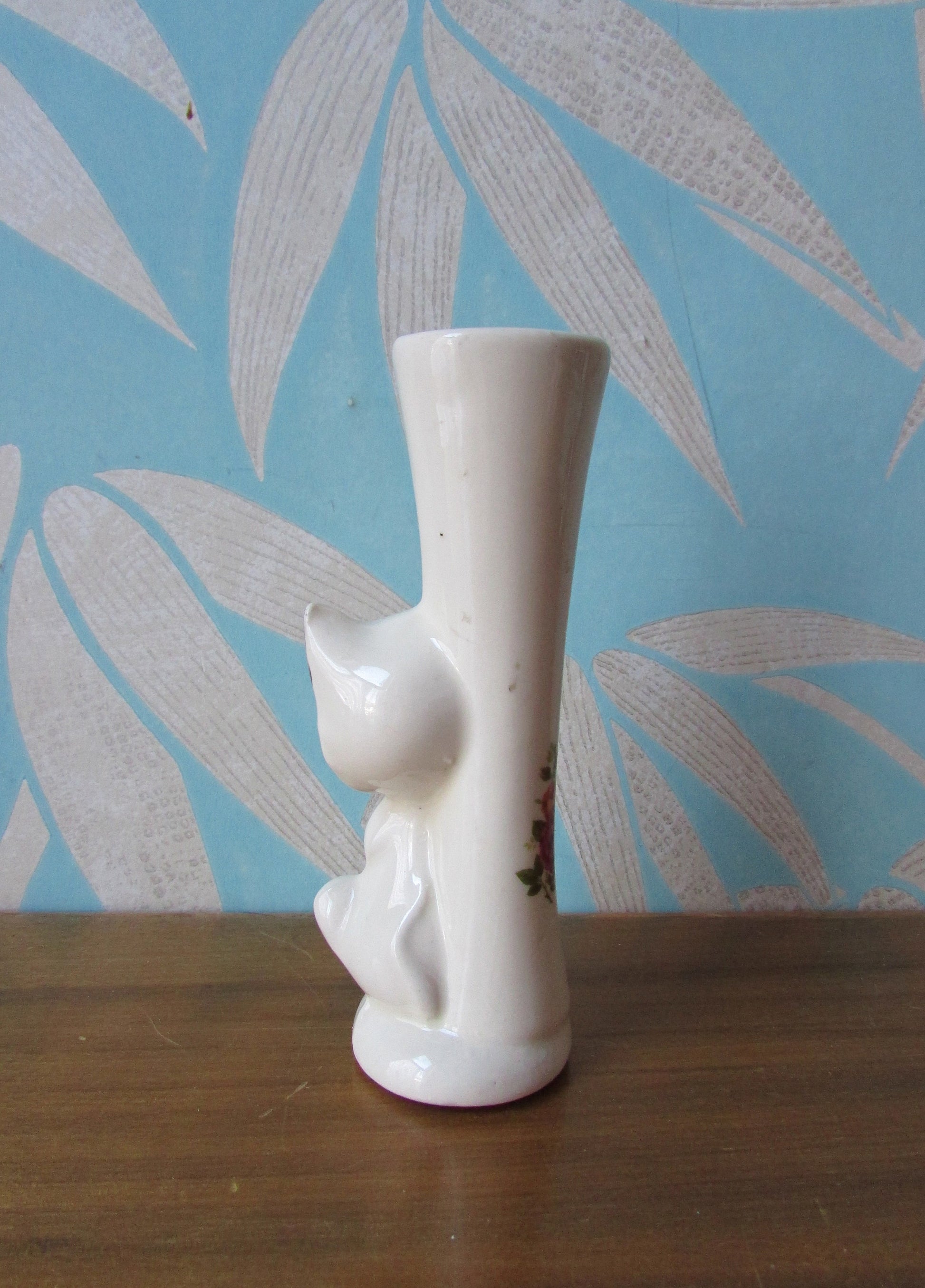 Vintage kitsch ceramic bud vase with 3D kitten detail