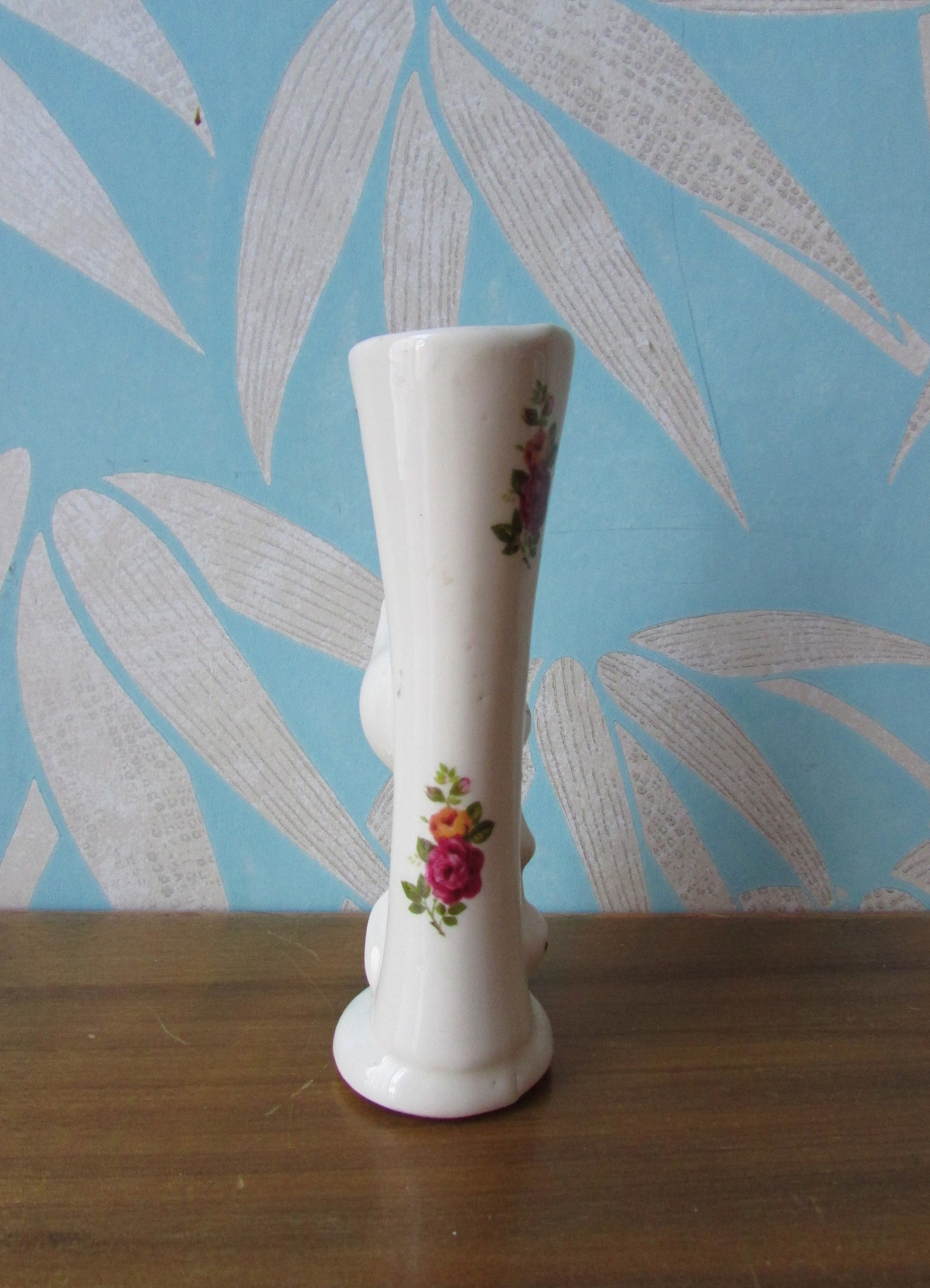Vintage kitsch ceramic bud vase with 3D kitten detail