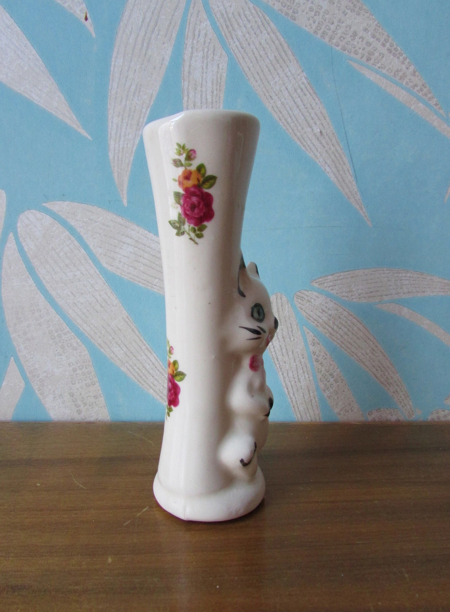 Vintage kitsch ceramic bud vase with 3D kitten detail