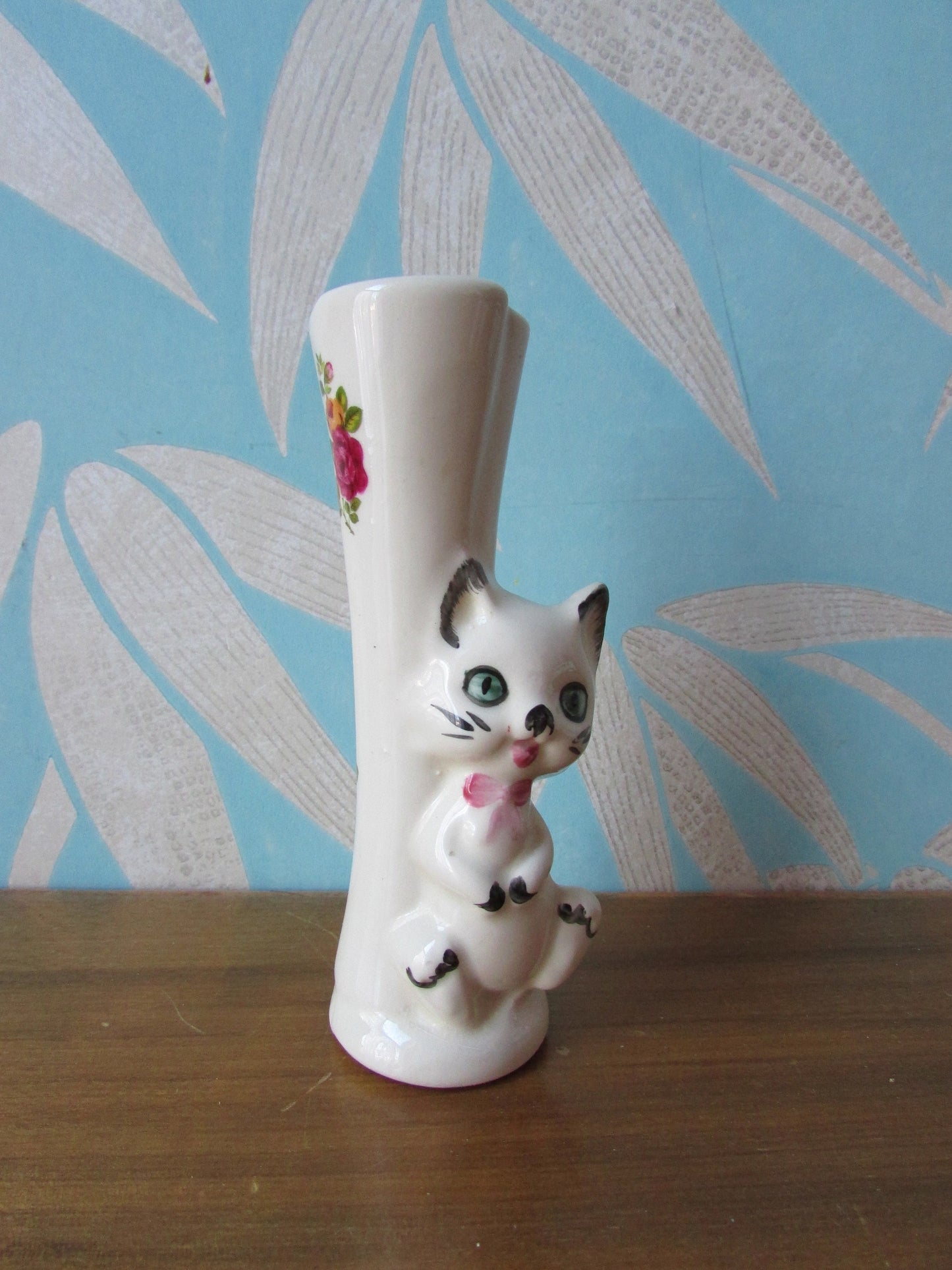 Vintage kitsch ceramic bud vase with 3D kitten detail