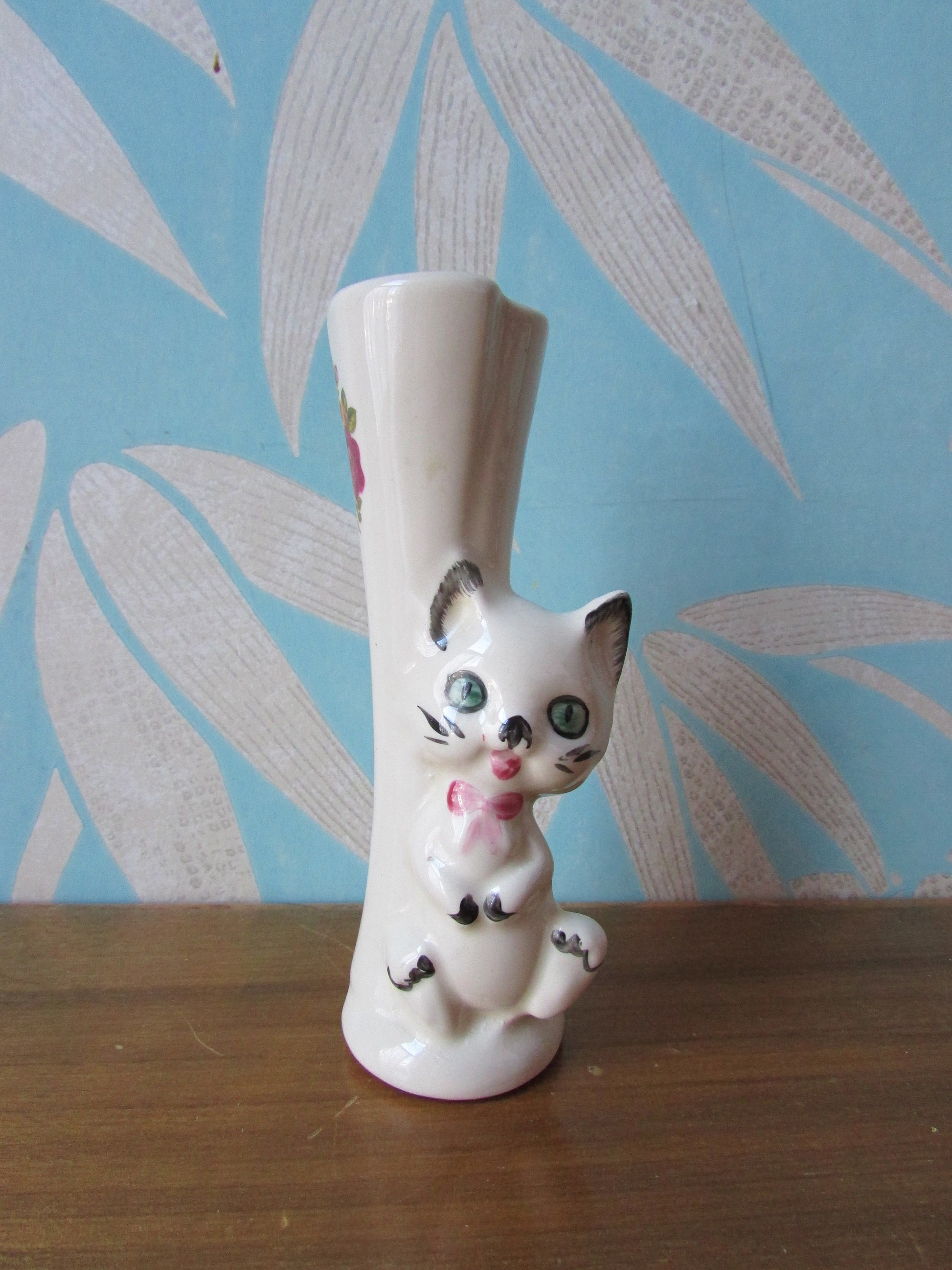 Vintage kitsch ceramic bud vase with 3D kitten detail