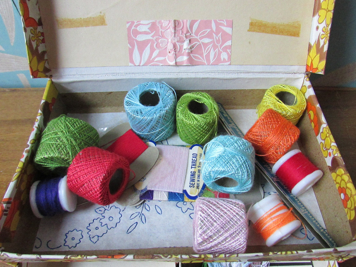 1960s floral patterned 2-drawer cardboard sewing box, with assorted vintage notions