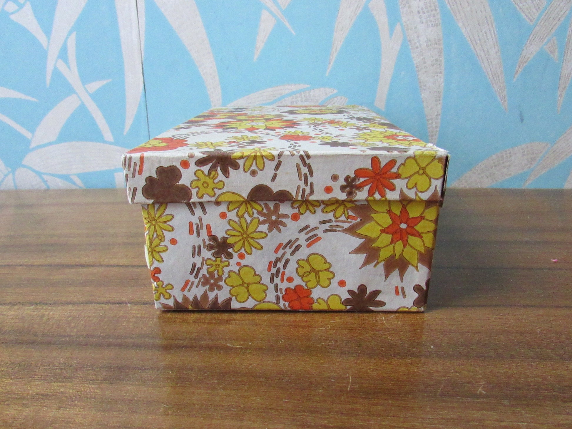 1960s floral patterned 2-drawer cardboard sewing box, with assorted vintage notions
