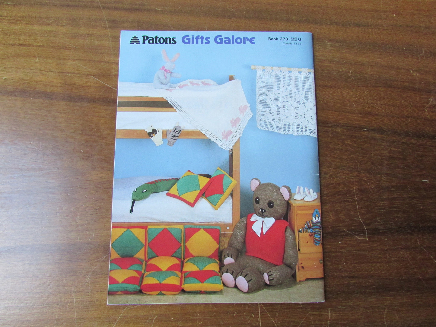 1986 Patons Gifts Galore book 273: over 20 fun gifts to make from yarn