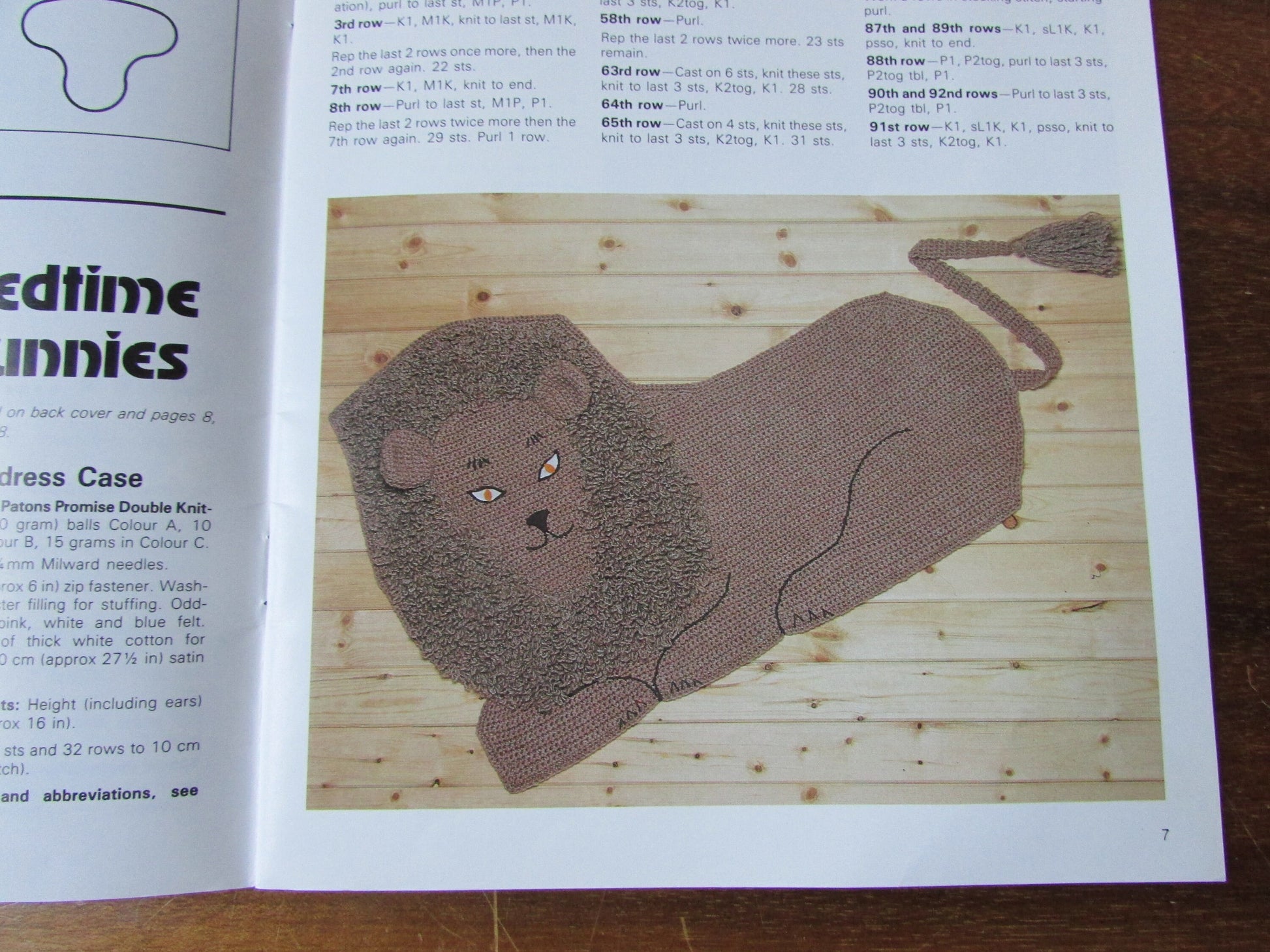 1986 Patons Gifts Galore book 273: over 20 fun gifts to make from yarn