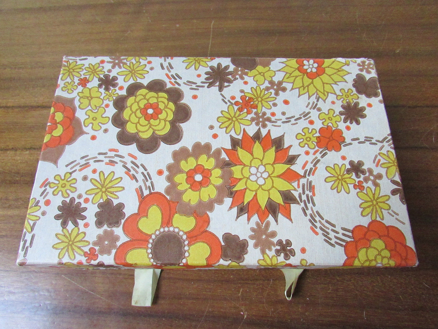 1960s floral patterned 2-drawer cardboard sewing box, with assorted vintage notions