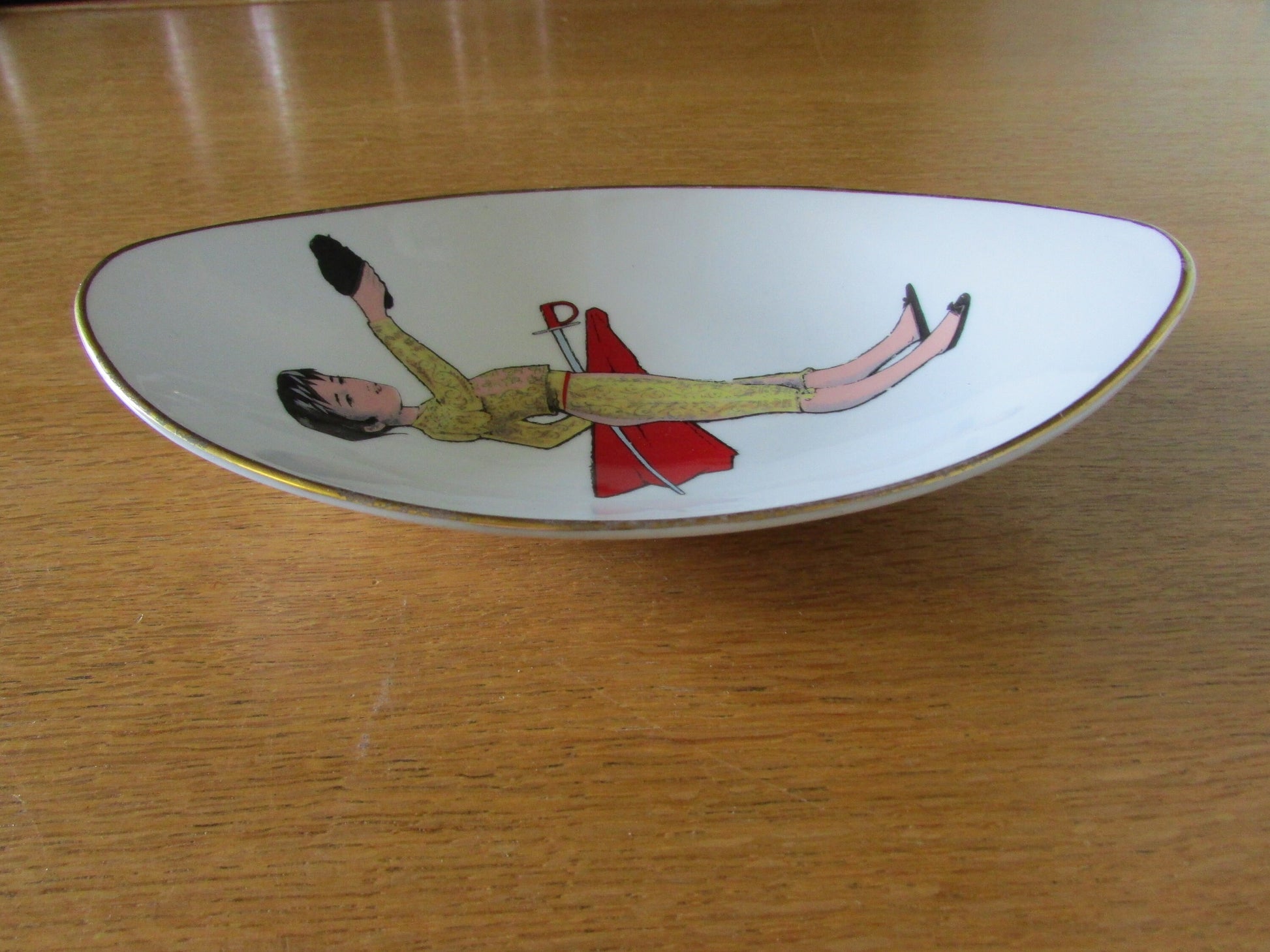 1962 Mah Vigo Santa Clara porcelain trinket dish for the Hannover Fair depicting young matador