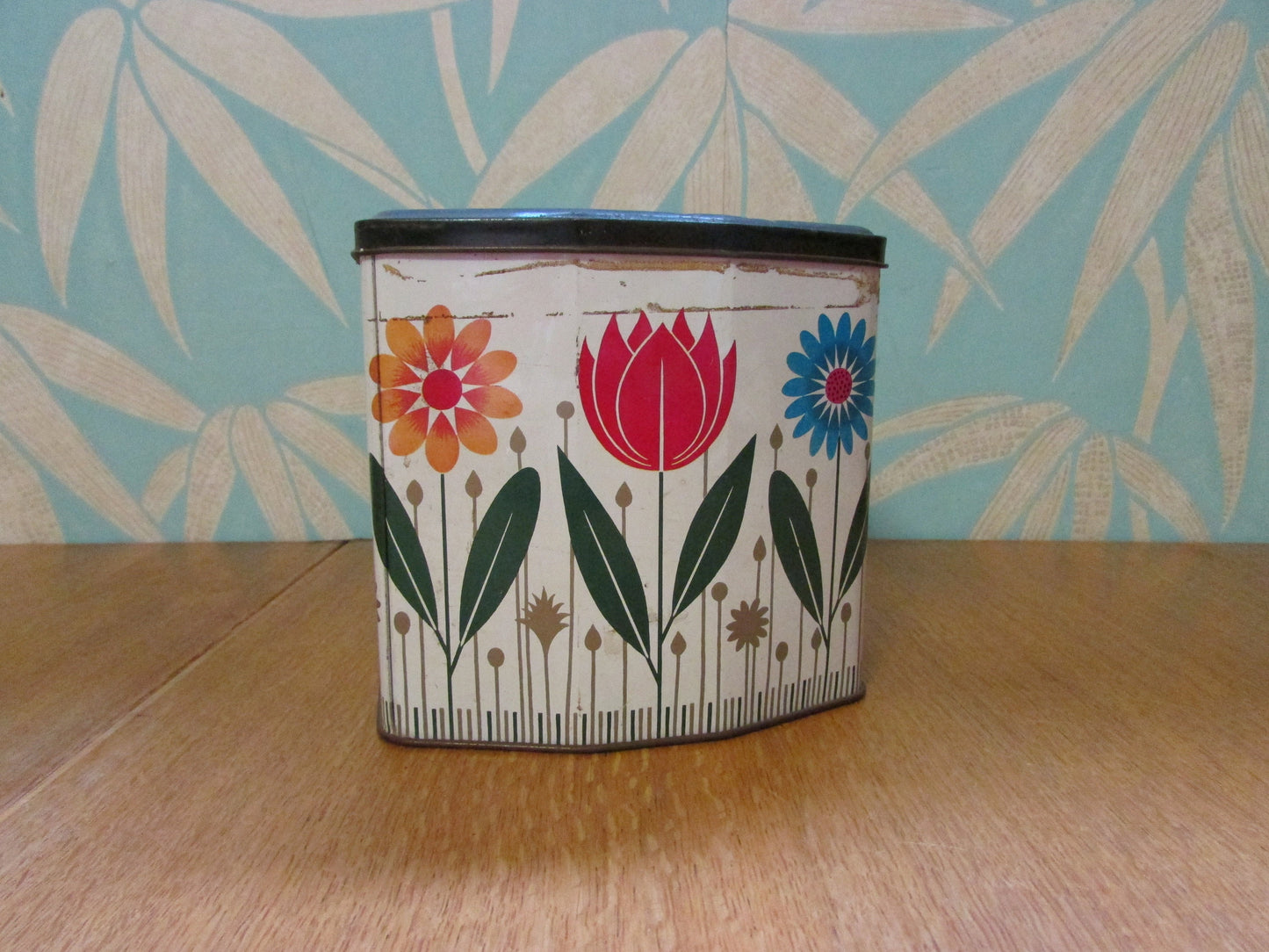 Vintage Beatties Biscuits Ltd tulip & daisy motif tin