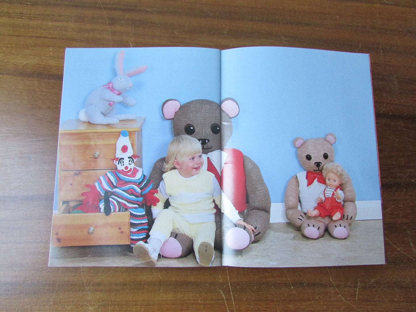 1986 Patons Gifts Galore book 273: over 20 fun gifts to make from yarn