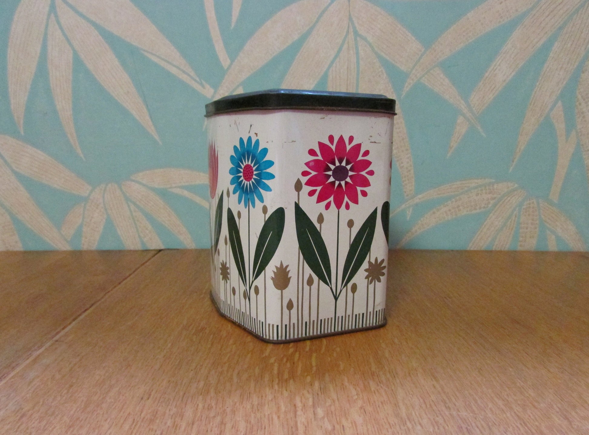 Vintage Beatties Biscuits Ltd tulip & daisy motif tin