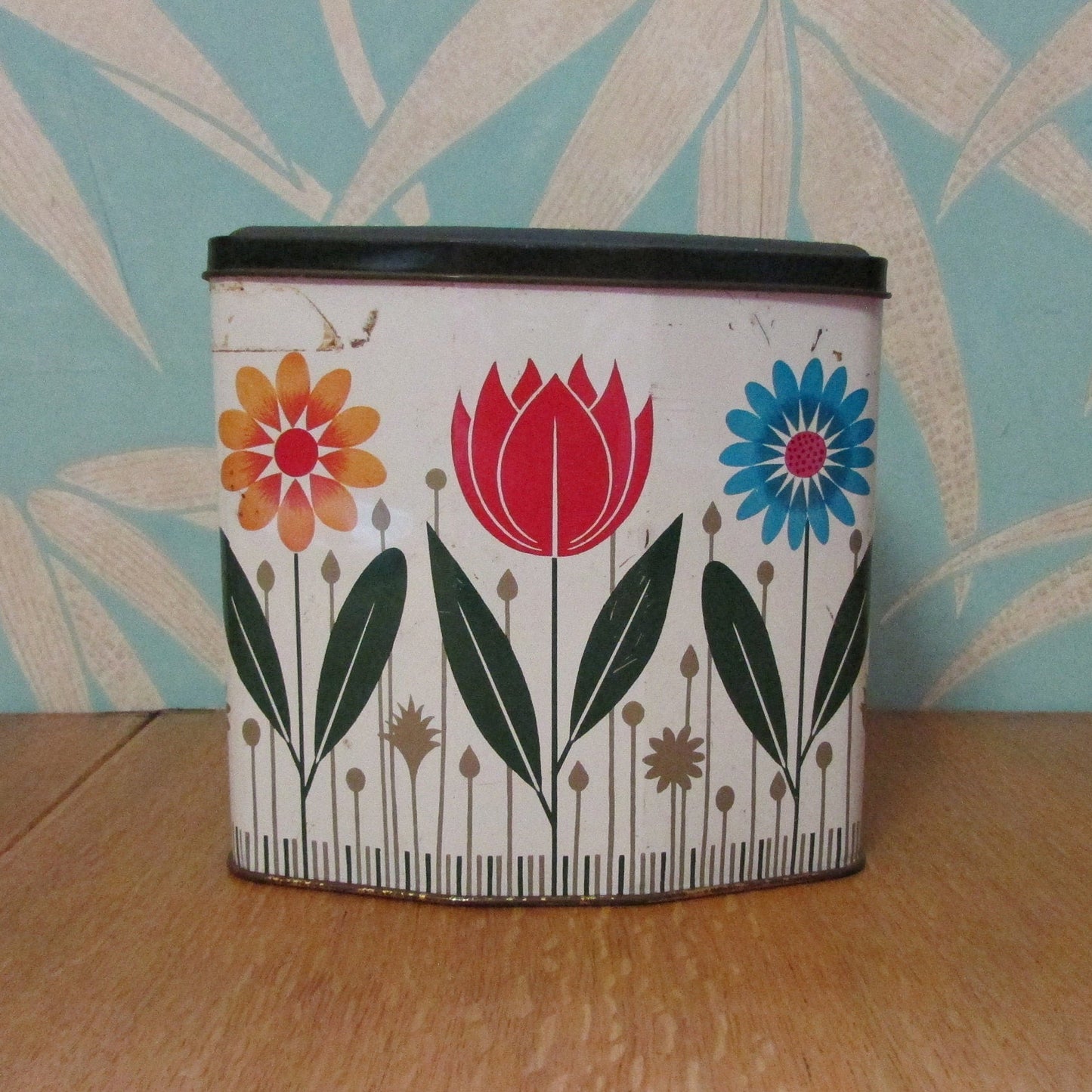 Vintage Beatties Biscuits Ltd tulip & daisy motif tin