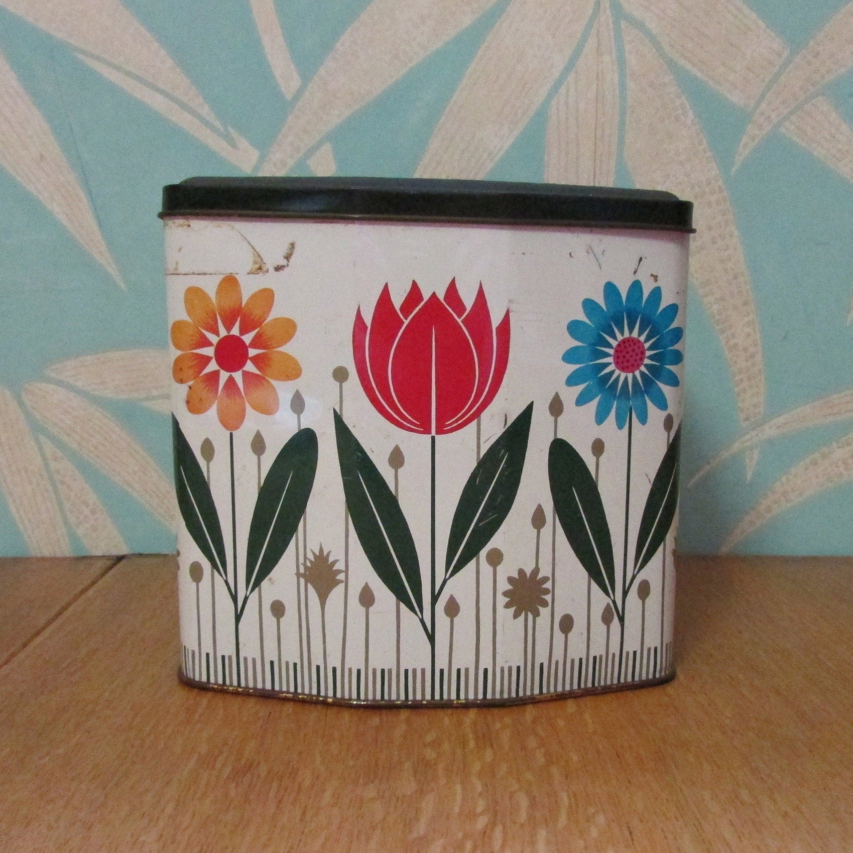 Vintage Beatties Biscuits Ltd tulip & daisy motif tin