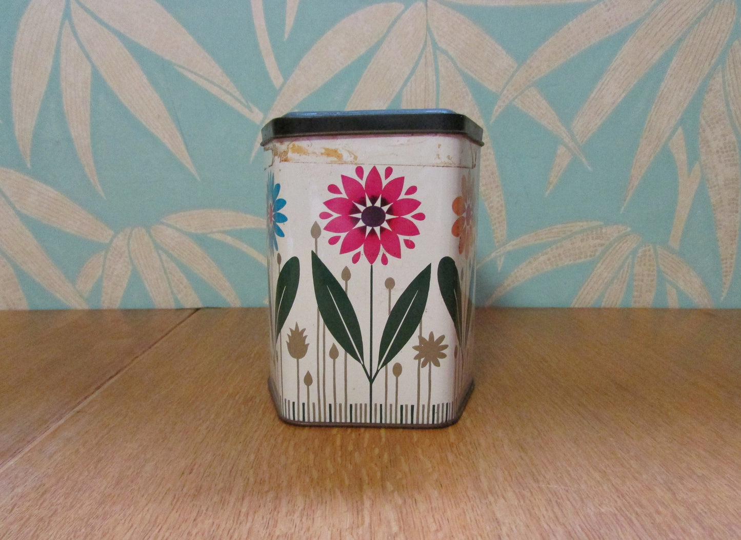 Vintage Beatties Biscuits Ltd tulip & daisy motif tin