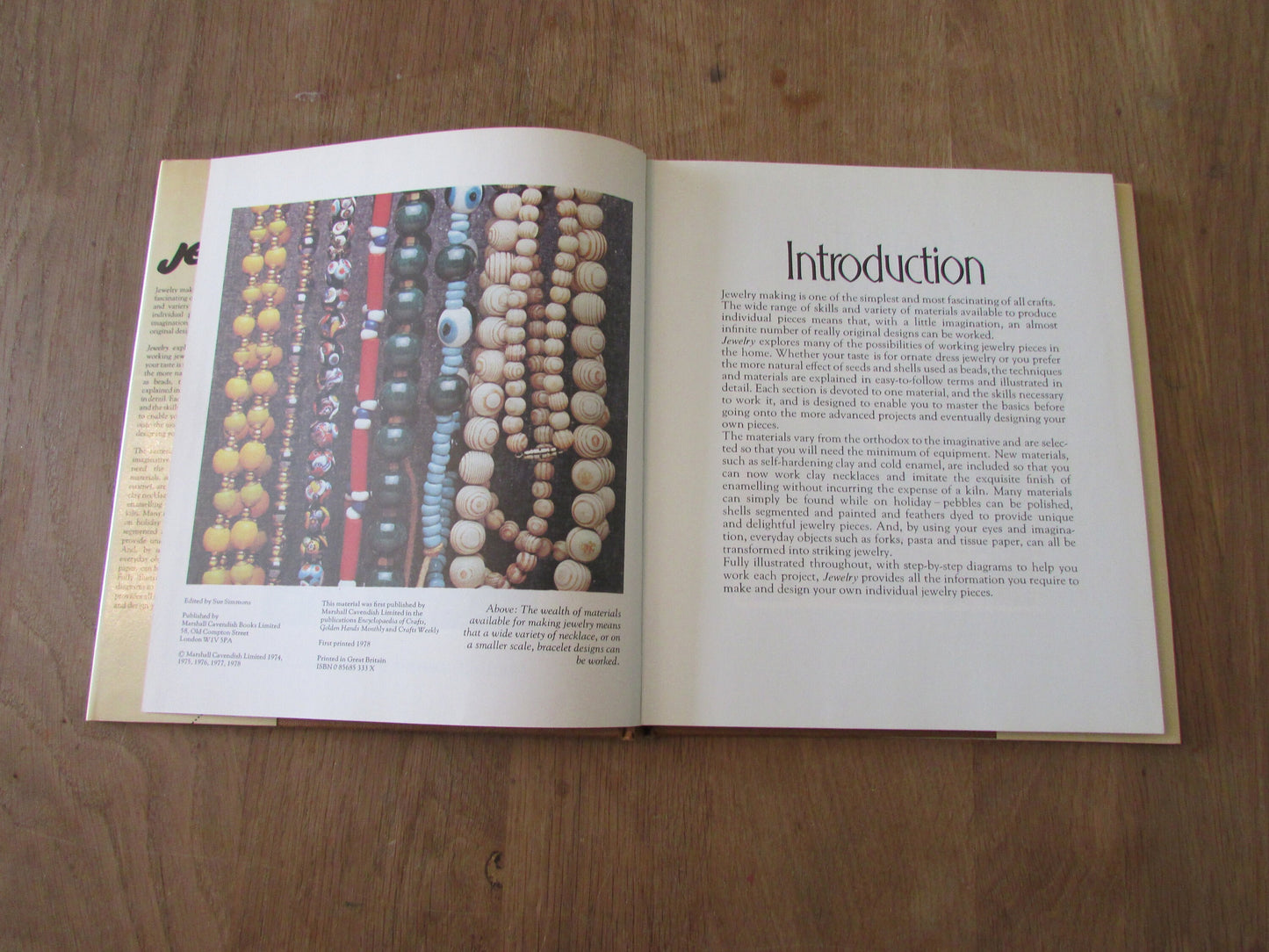 Jewelry: Orthodox & Imaginative Ways with Pebbles, Shells, Clay, Enamel and Everyday Household Objects (Hardback, 1978)