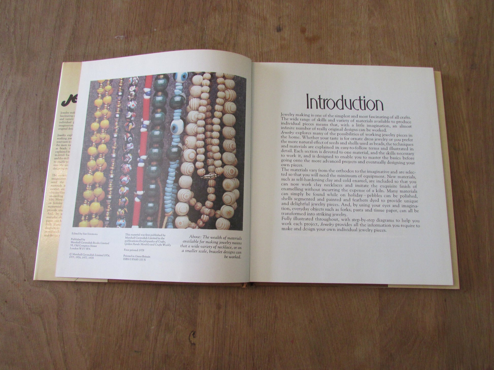 Jewelry: Orthodox & Imaginative Ways with Pebbles, Shells, Clay, Enamel and Everyday Household Objects (Hardback, 1978)