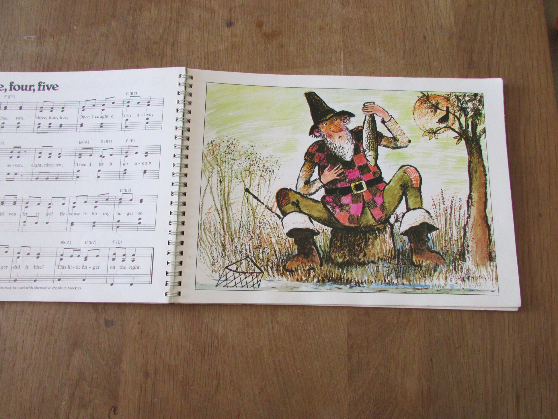 Sing Hey Diddle Diddle: 66 nursery rhymes with their traditional tunes, by Beatrice Harrop (Softback, 1986)