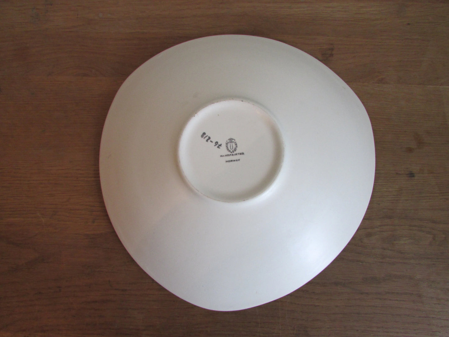 Mid-century Inger Waage for Stavangerflint, Norway, hand painted triangular plate, Man with Mandolin