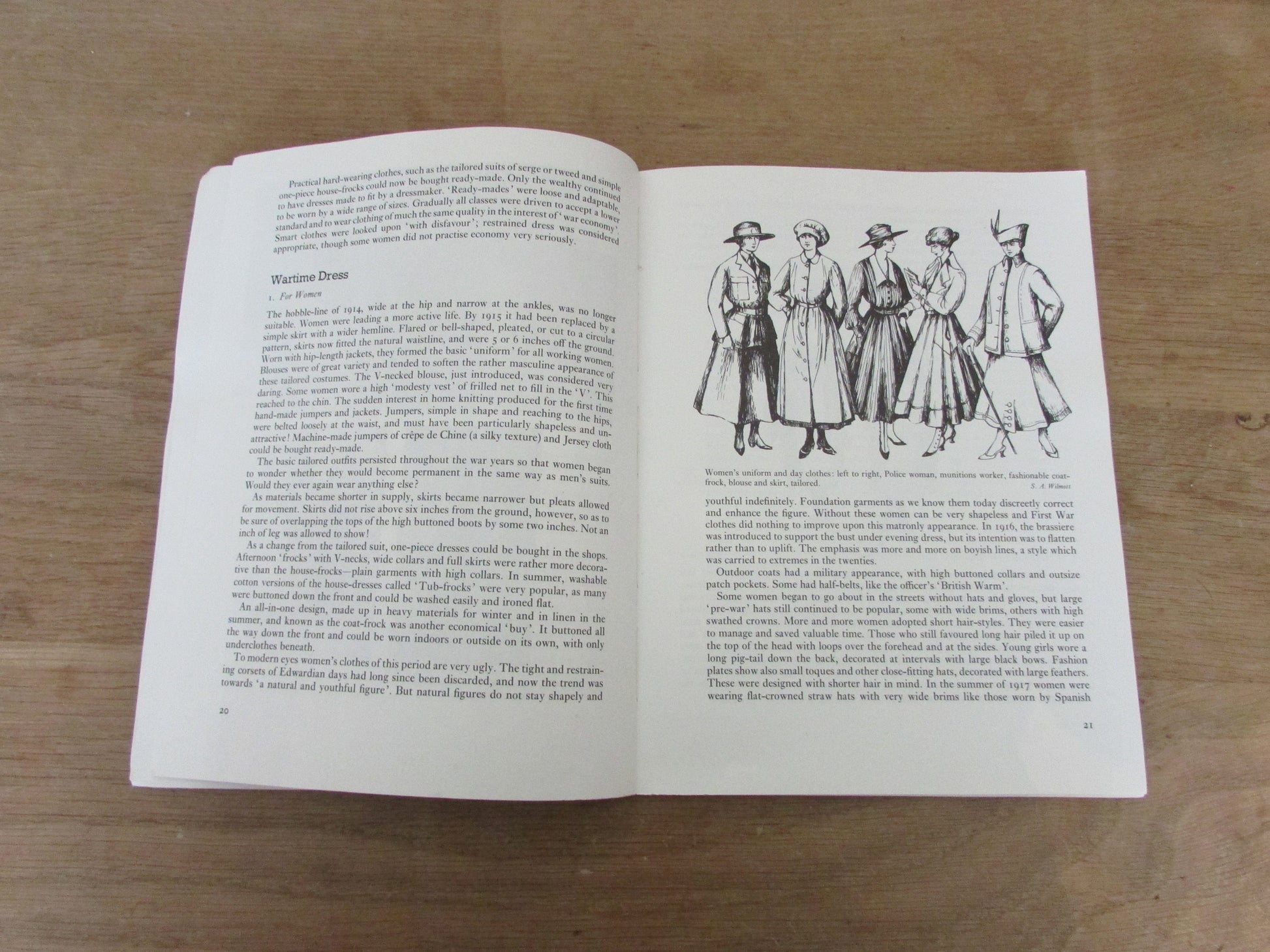 The 20th Century Topic Books: Fashion & Dress, by Sheila Wilmott (Softback, 1971)