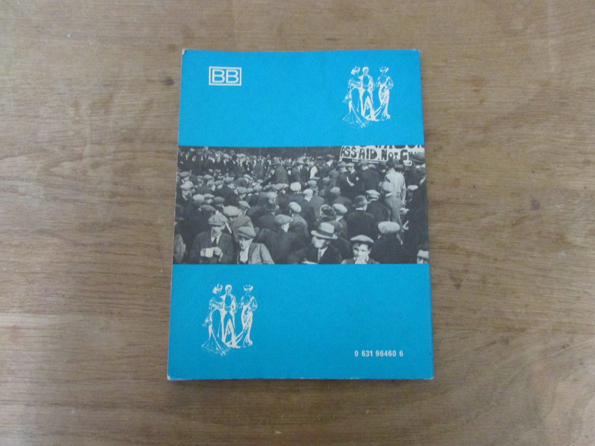 The 20th Century Topic Books: Fashion & Dress, by Sheila Wilmott (Softback, 1971)