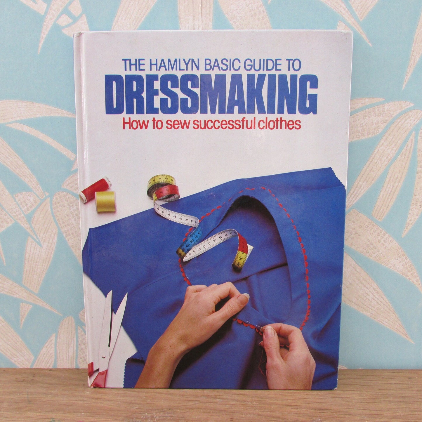 The Hamlyn Basic Guide to Dressmaking: How to Sew Successful Clothes (Hardback, 1984)