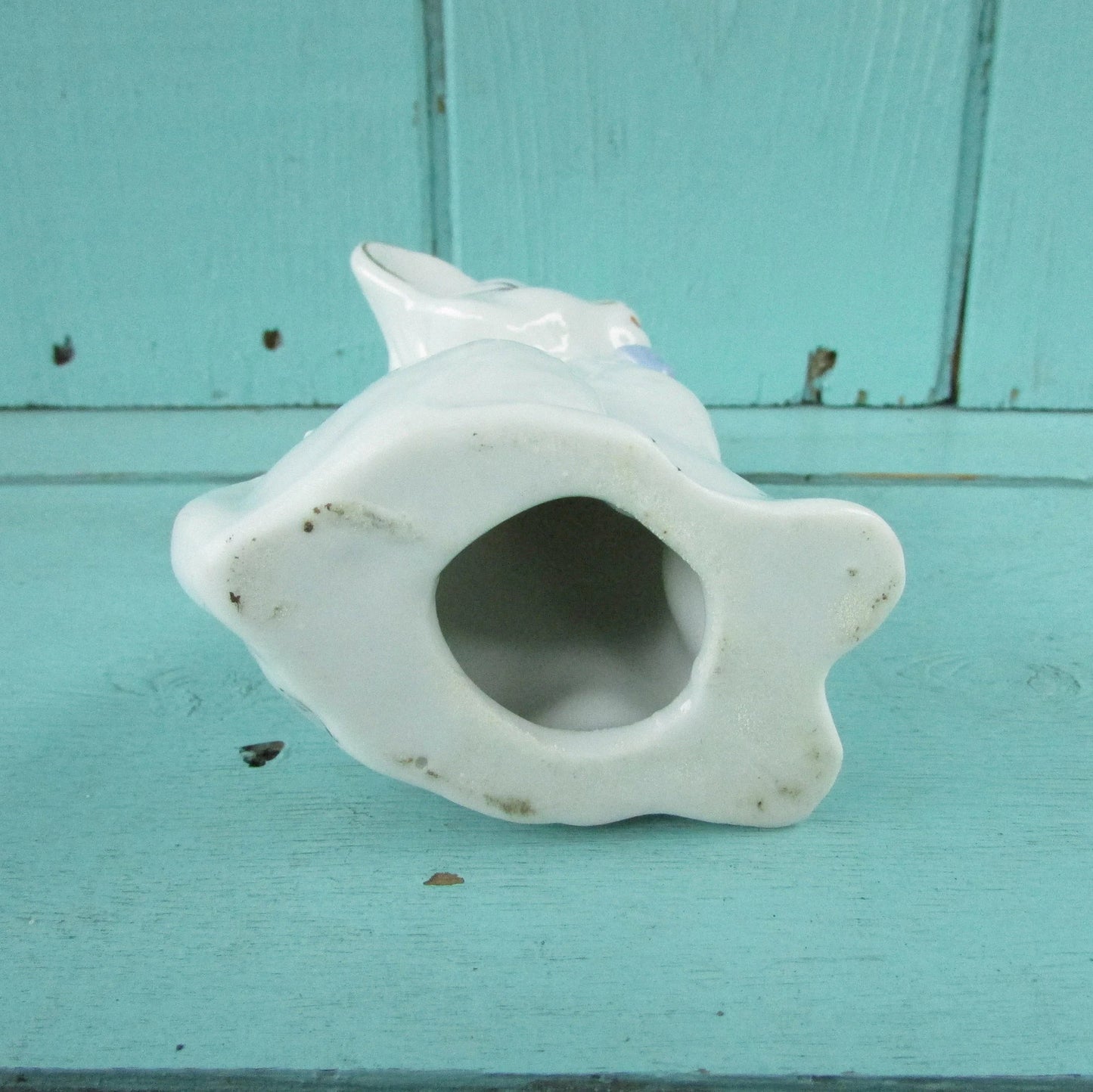 circa. 1960s kitsch white kitten ornament with blue bow detail