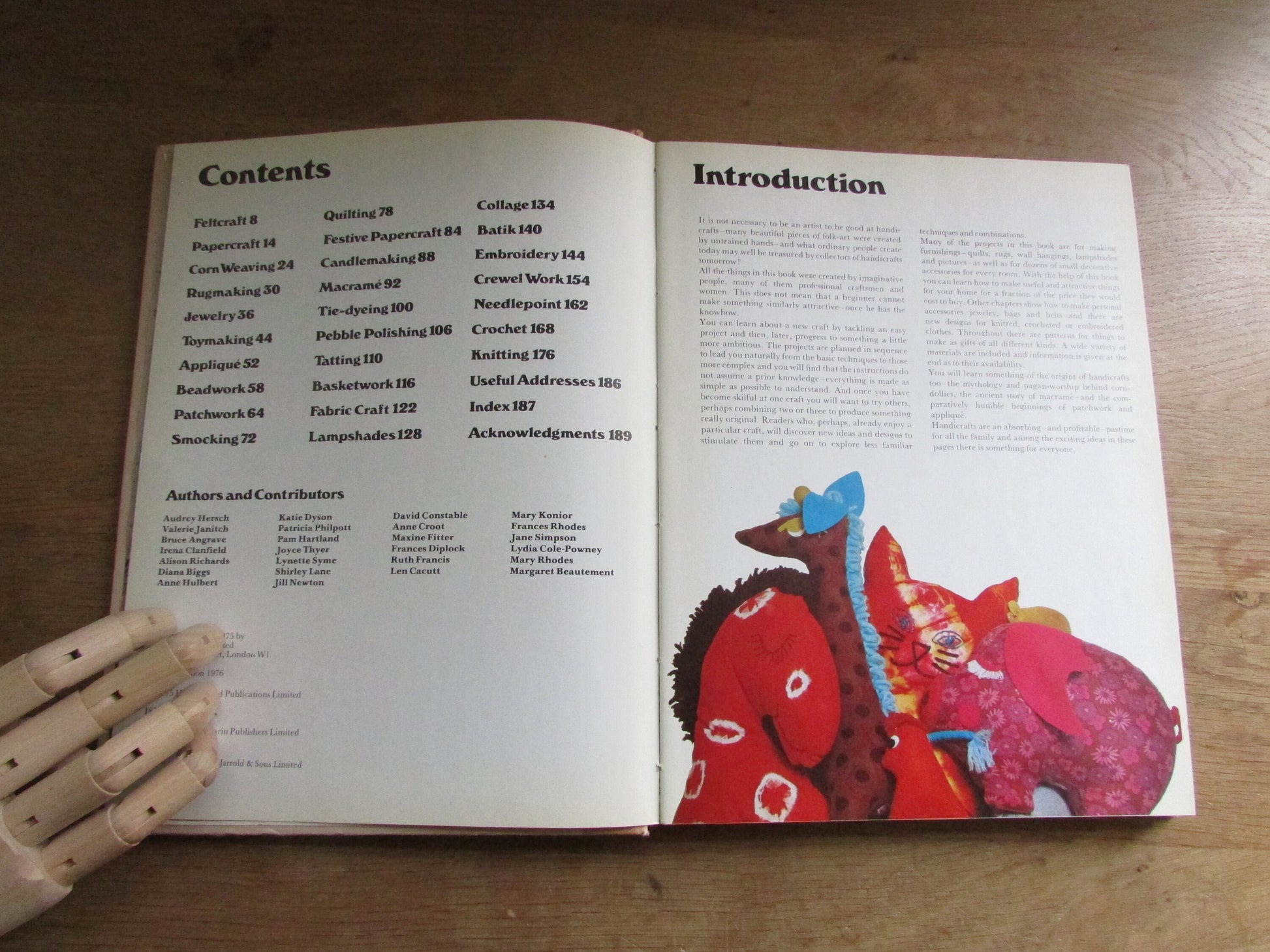 The Book of Handicrafts for All The Family, by Eve Harlow (Hardback, 1975)