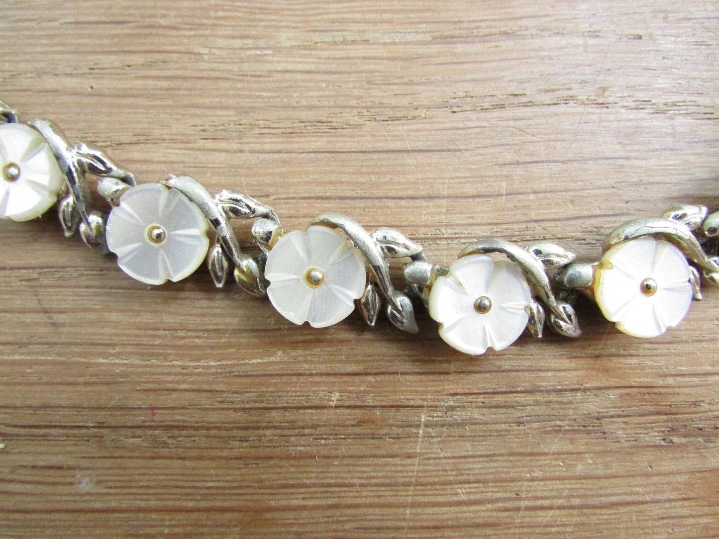 1960s Jewelcraft-style silver-tone & Mother of Pearl flower clasp necklace