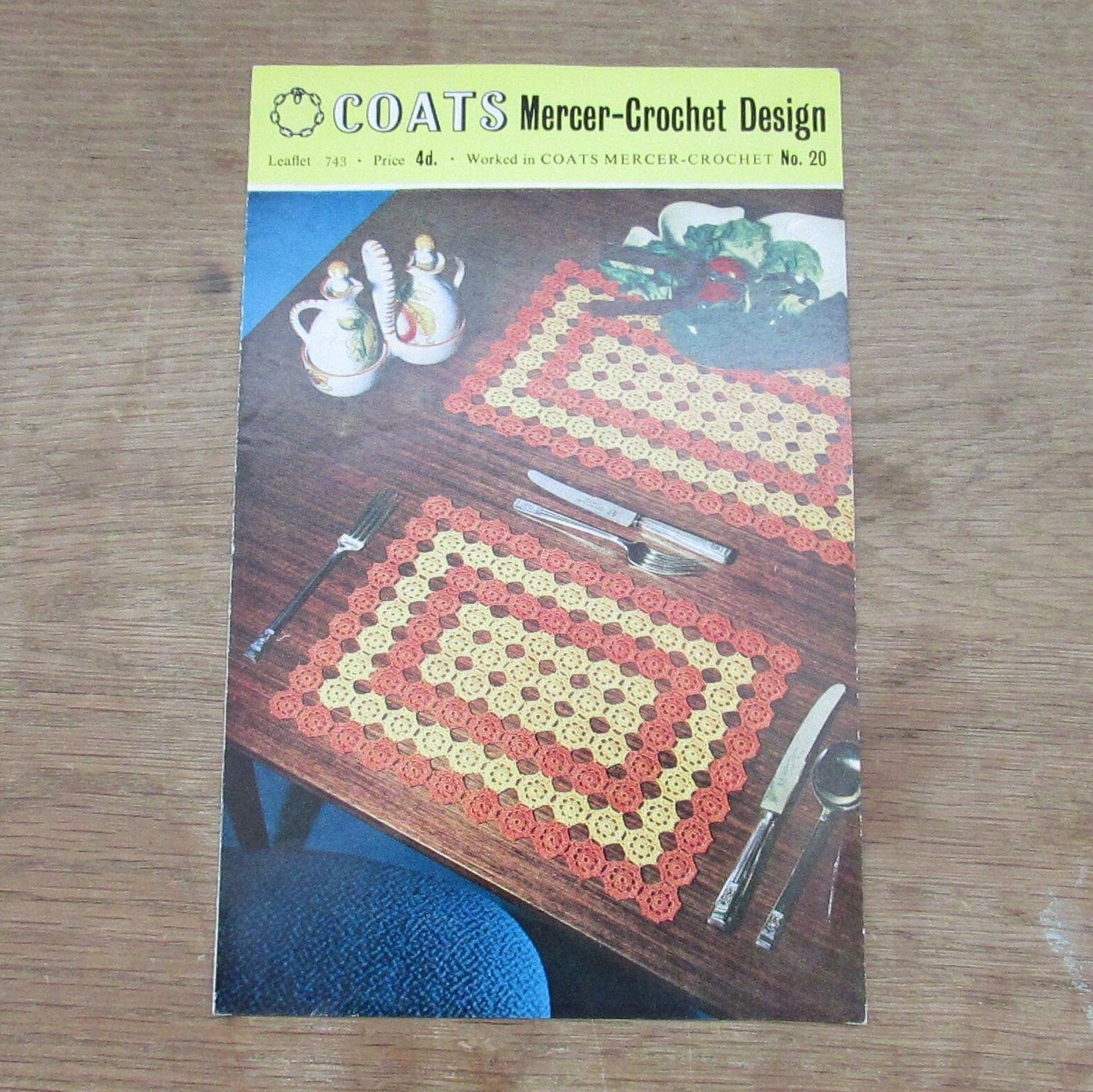 1970s Coats Mercer No.20 crochet design for two-toned luncheon mats