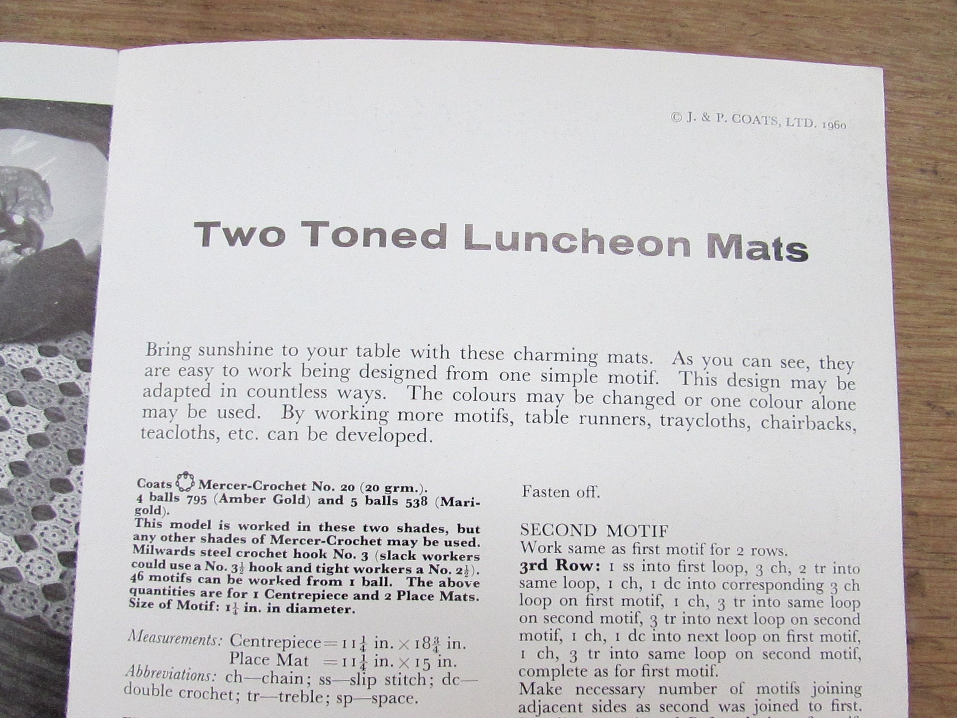 1970s Coats Mercer No.20 crochet design for two-toned luncheon mats