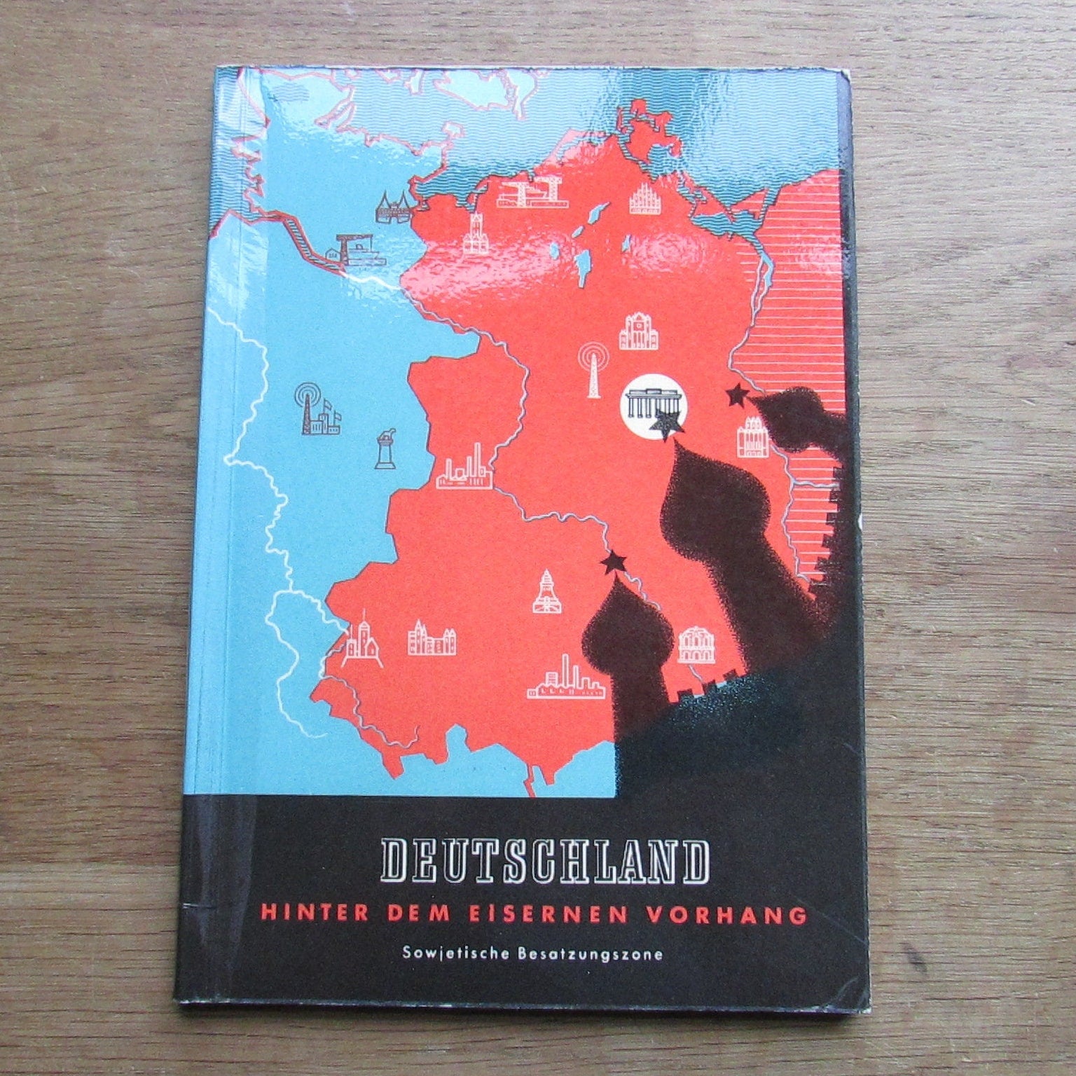 Deutschland Hinter dem Eisernen Vorhang Sowjetische Besatzungszene ( Germany behind the Iron Curtain Soviet Occupation) (Softback, 1956)
