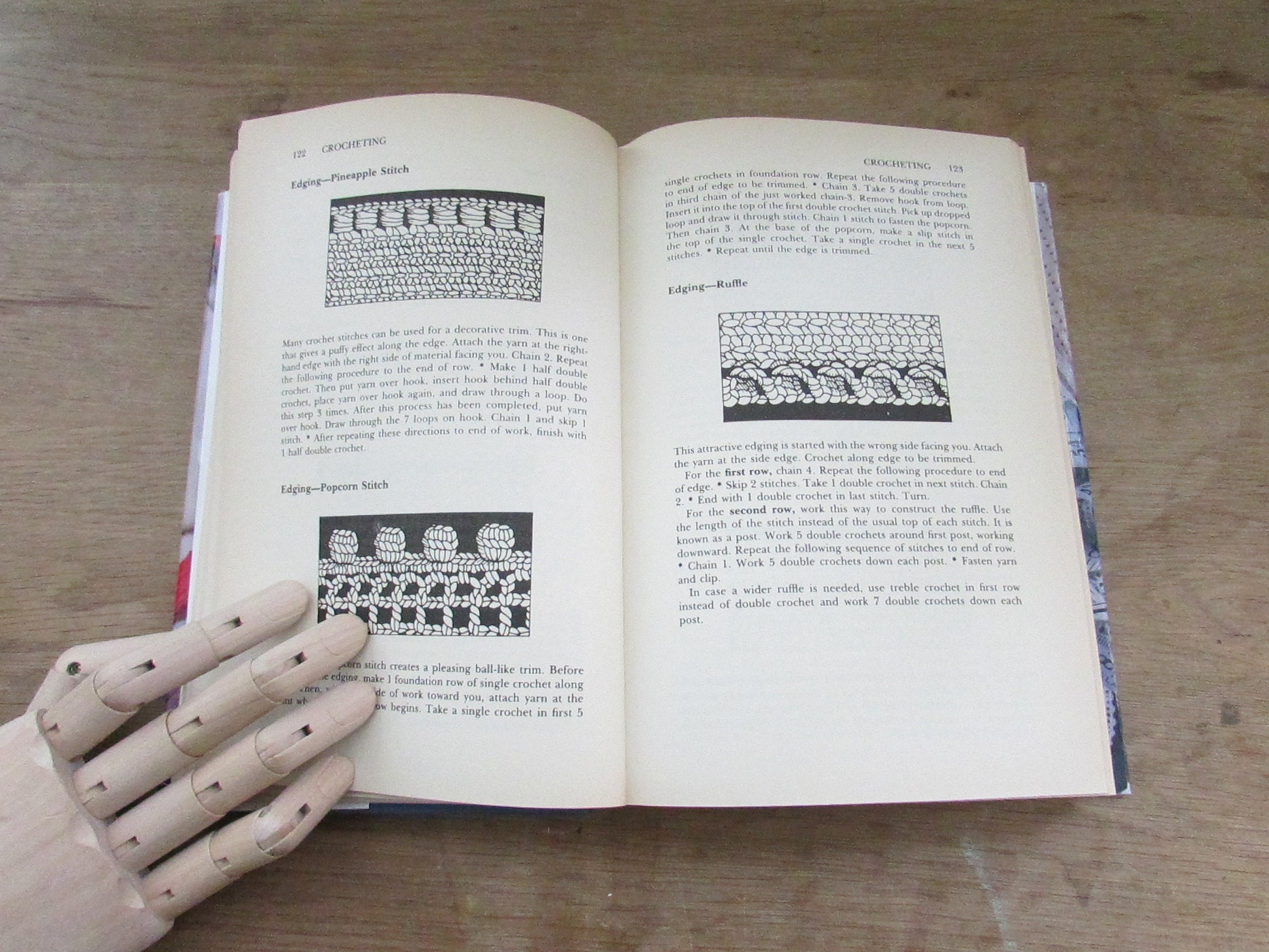 The Complete Encyclopedia of Stitchcraft, by Mildred Graves-Ryan (Hardback, 1981)