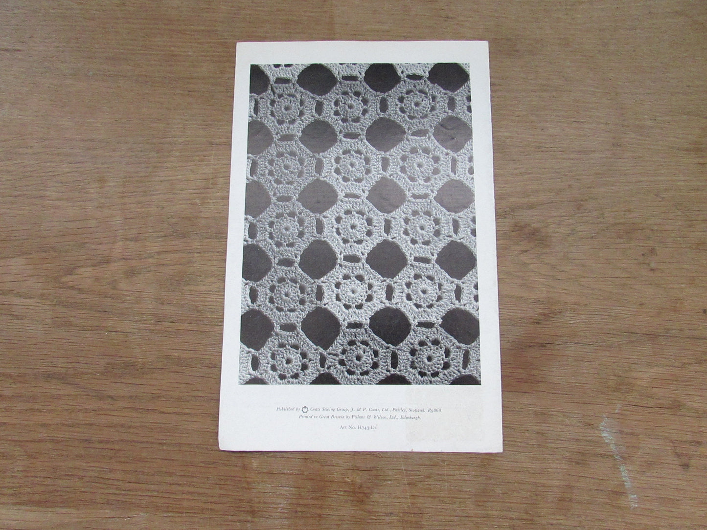 1970s Coats Mercer No.20 crochet design for two-toned luncheon mats