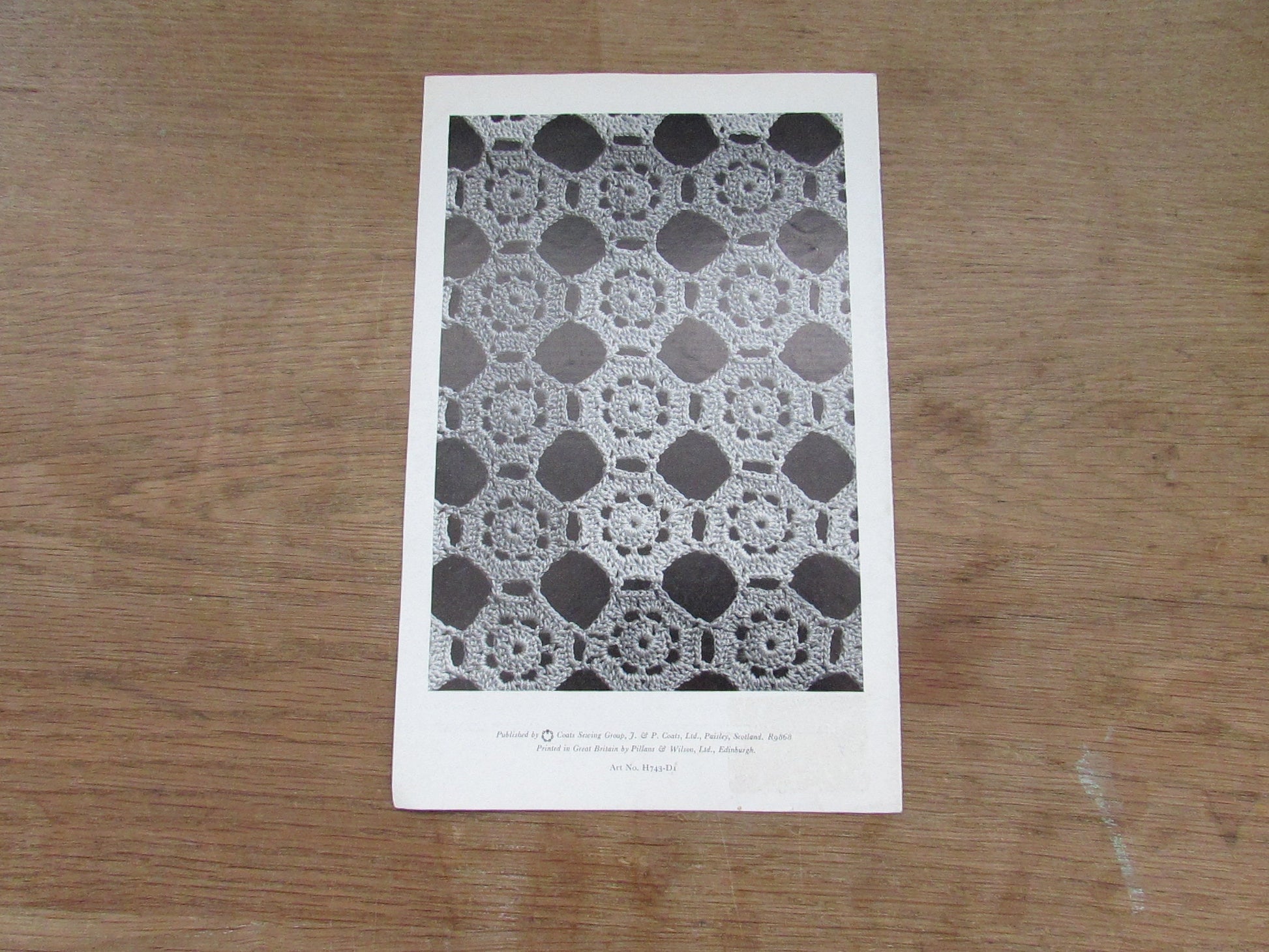 1970s Coats Mercer No.20 crochet design for two-toned luncheon mats