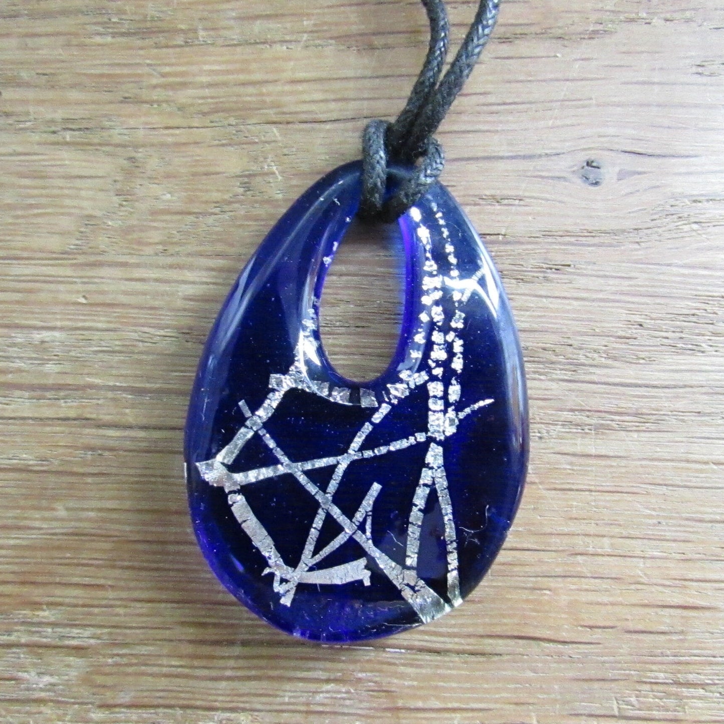 1980s cobalt blue glass teardrop pendant necklace with silver streak detail