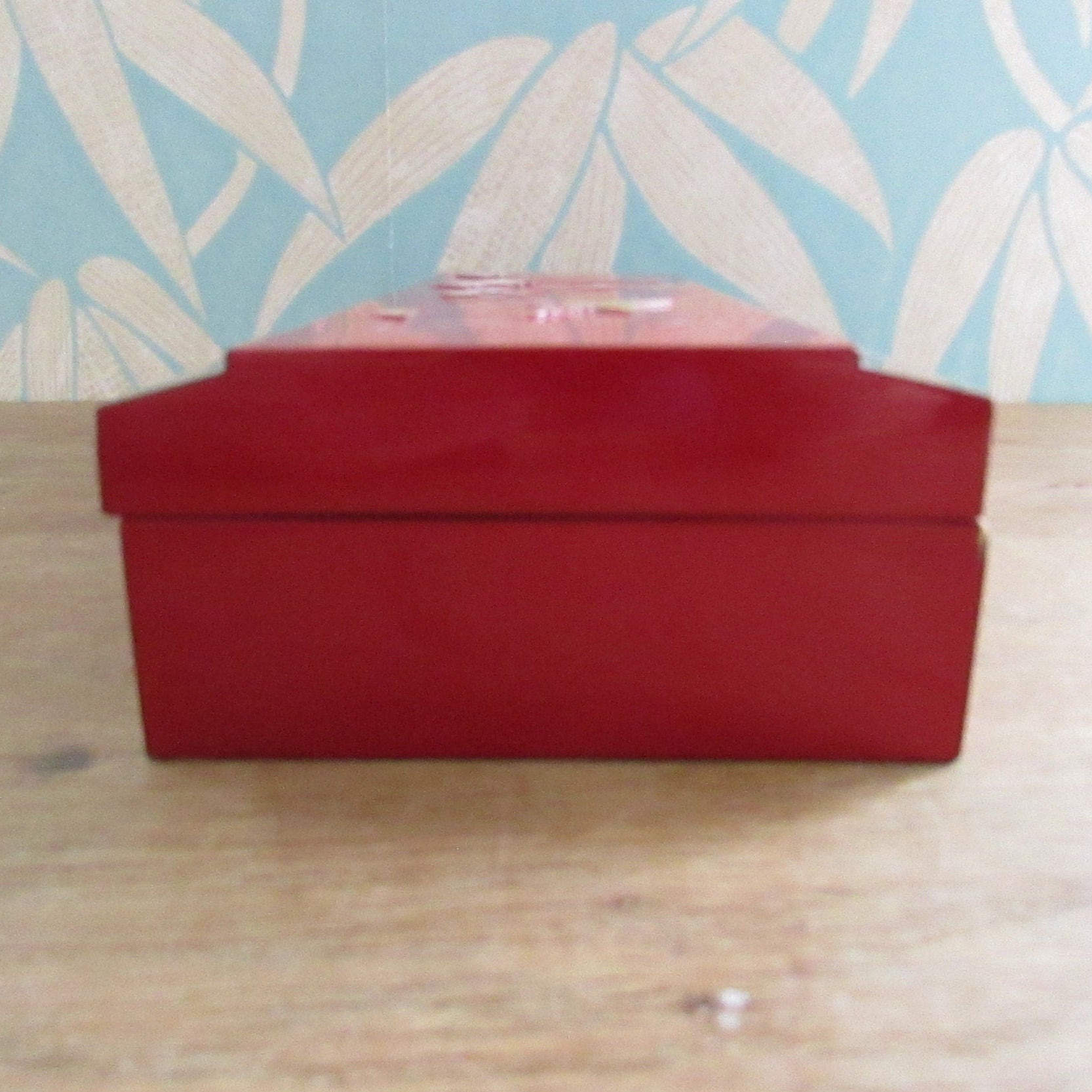 Beautiful vintage red Oriental lacquer & Mother of Pearl cigarette box with ashtray