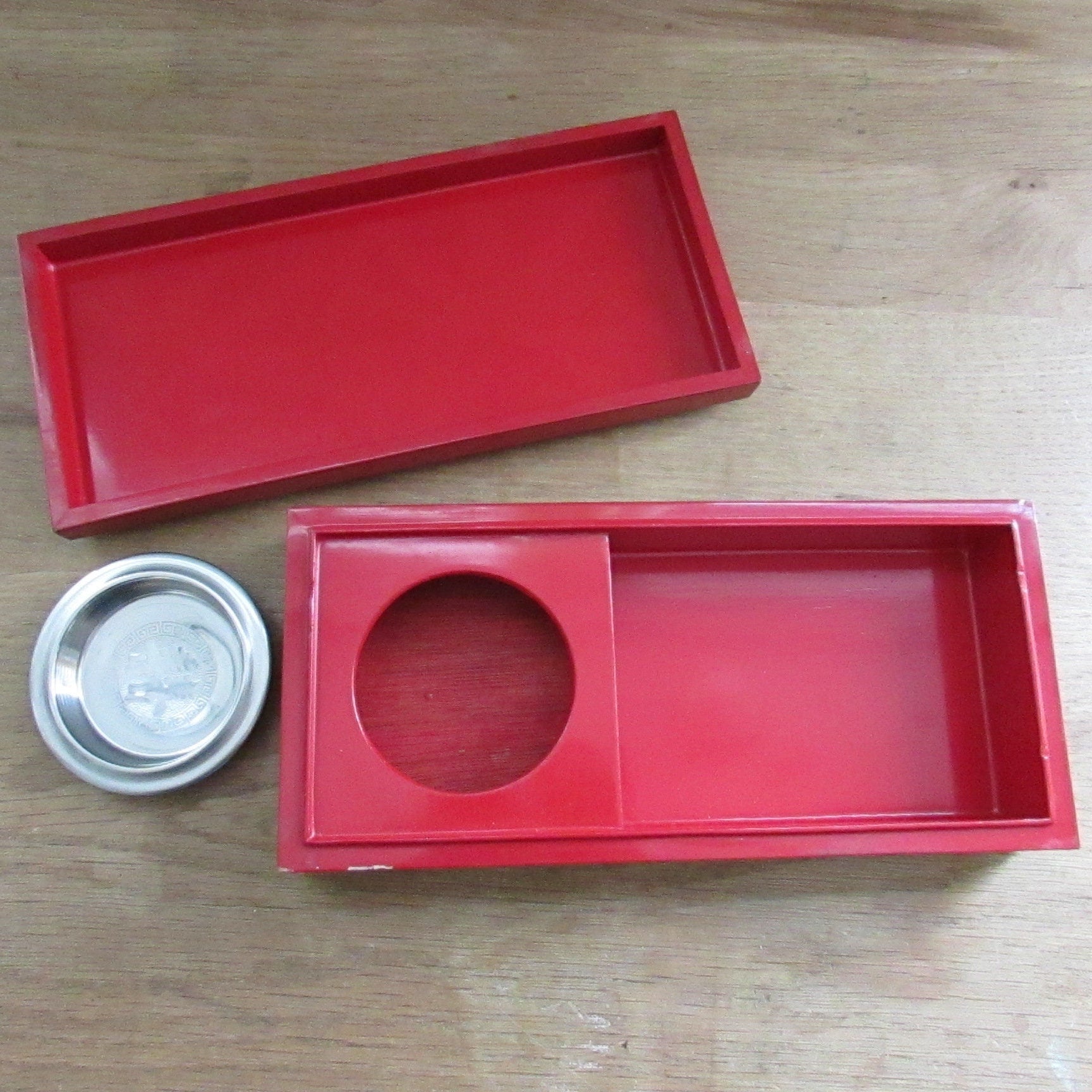 Beautiful vintage red Oriental lacquer & Mother of Pearl cigarette box with ashtray